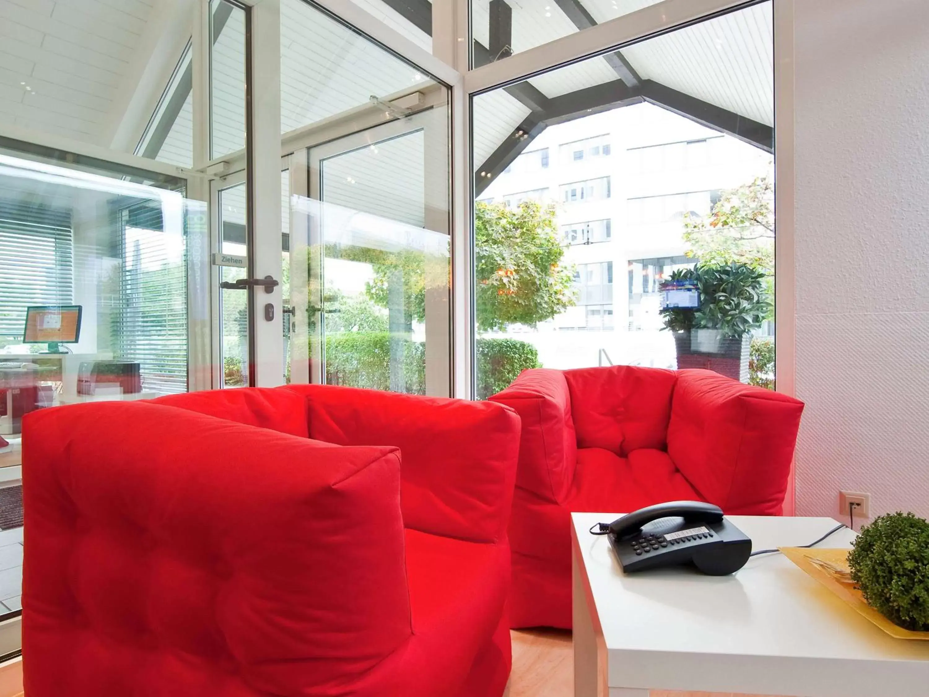 On site, Seating Area in ibis Styles Duesseldorf-Neuss