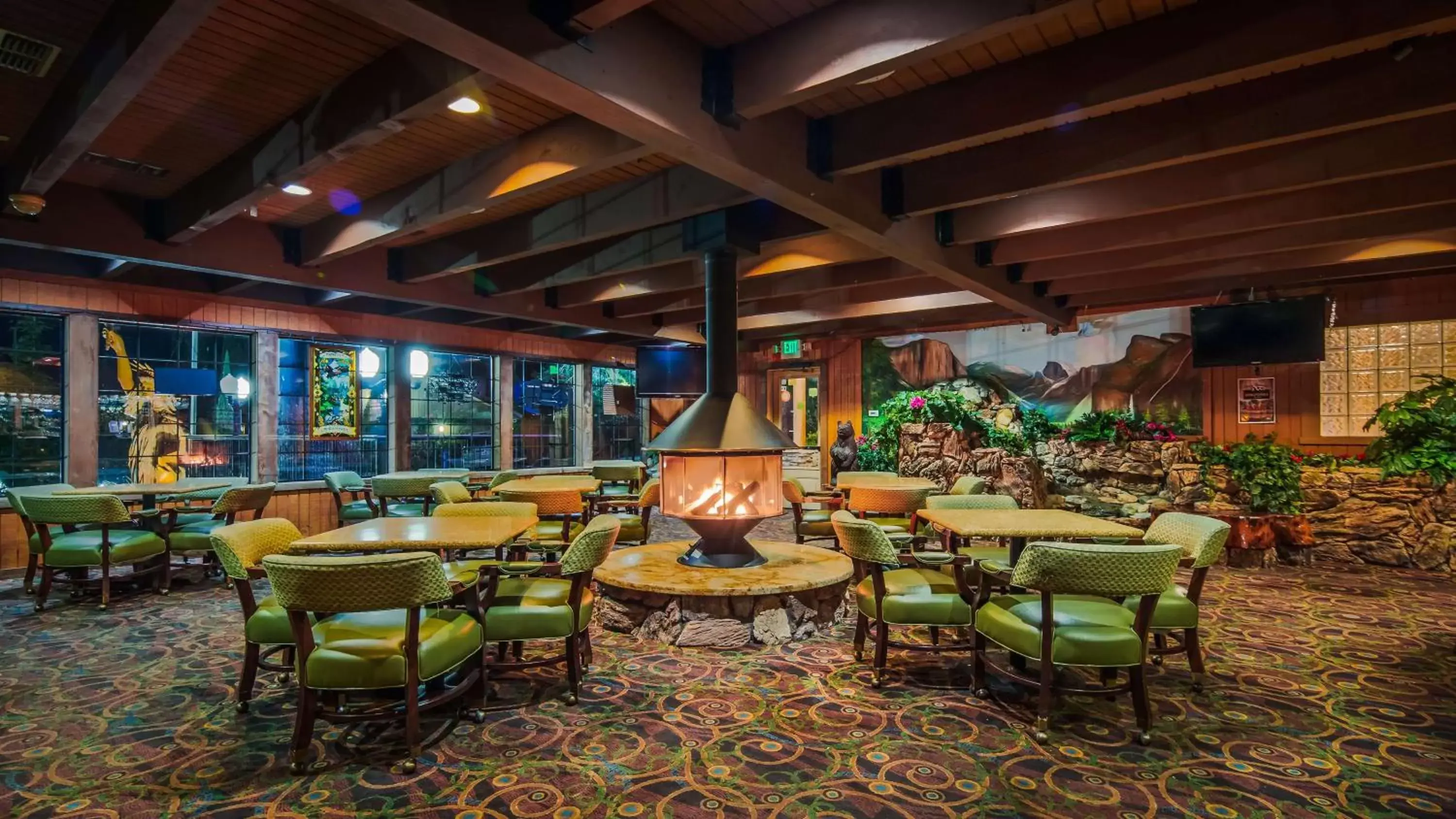 Restaurant/places to eat, Lounge/Bar in Best Western Plus Yosemite Gateway Inn