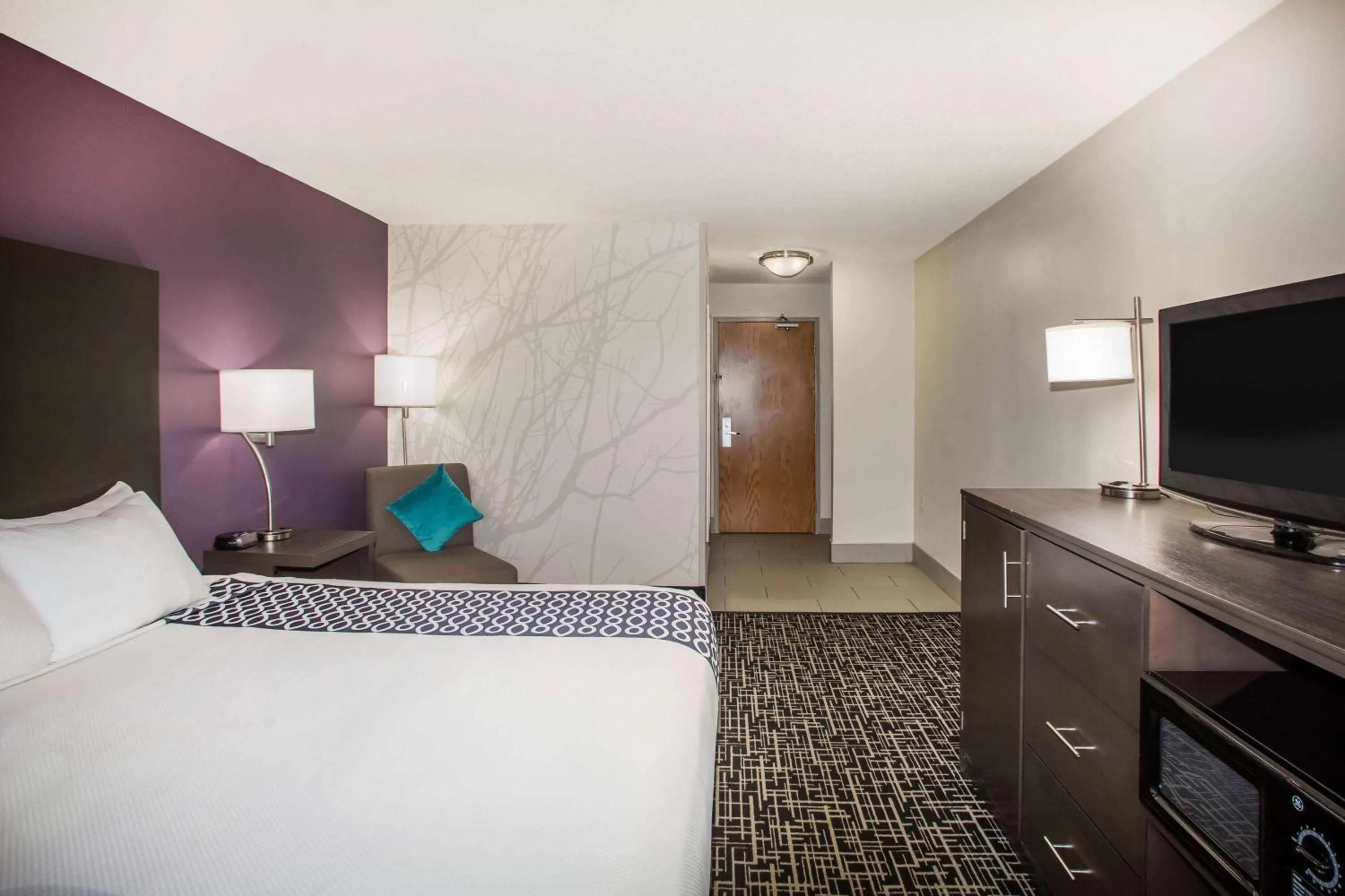 Photo of the whole room, Bed in La Quinta Inn & Suits by Wyndham Pontoon Beach IL