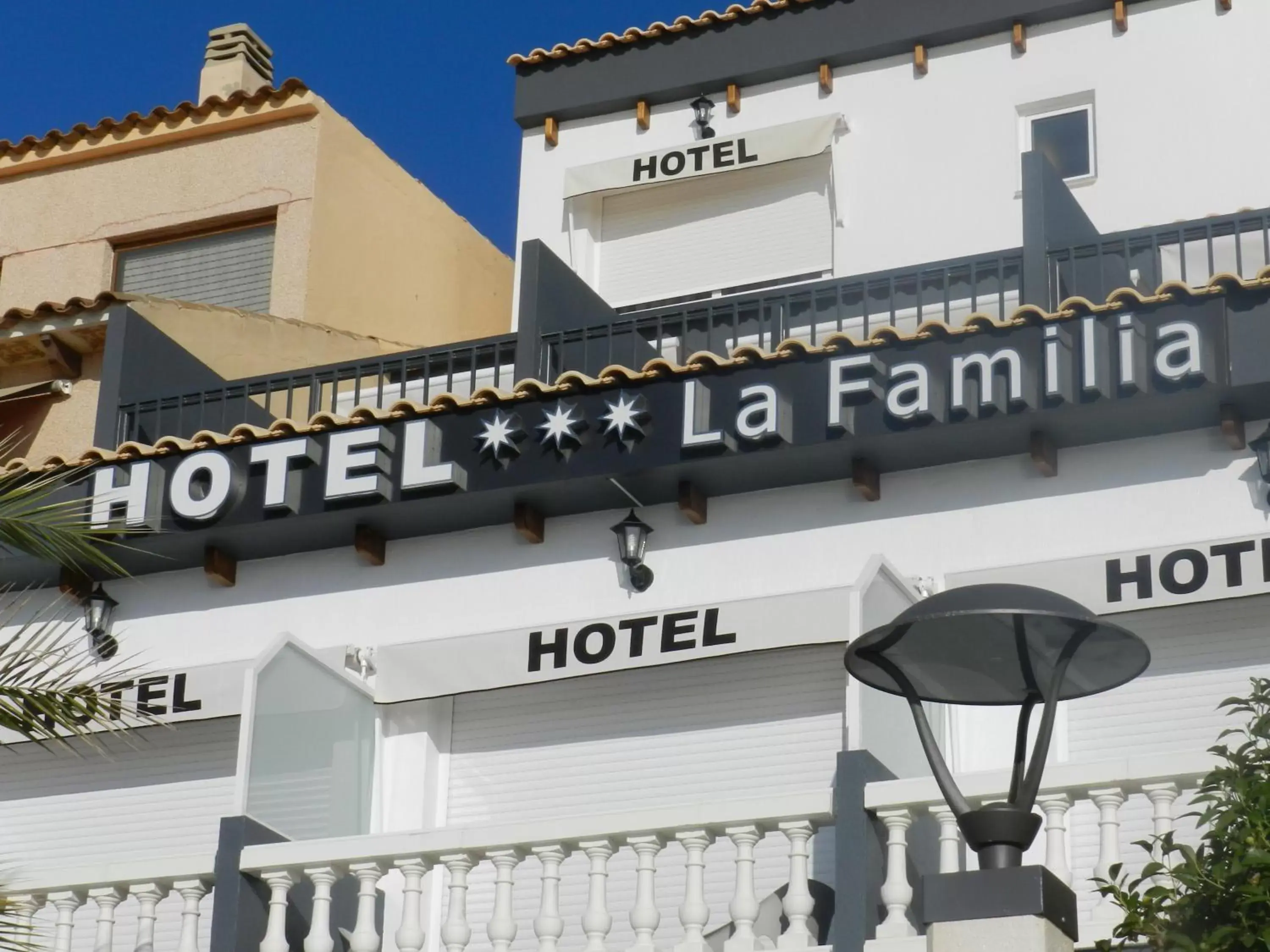Facade/entrance, Property Building in Hotel La Familia