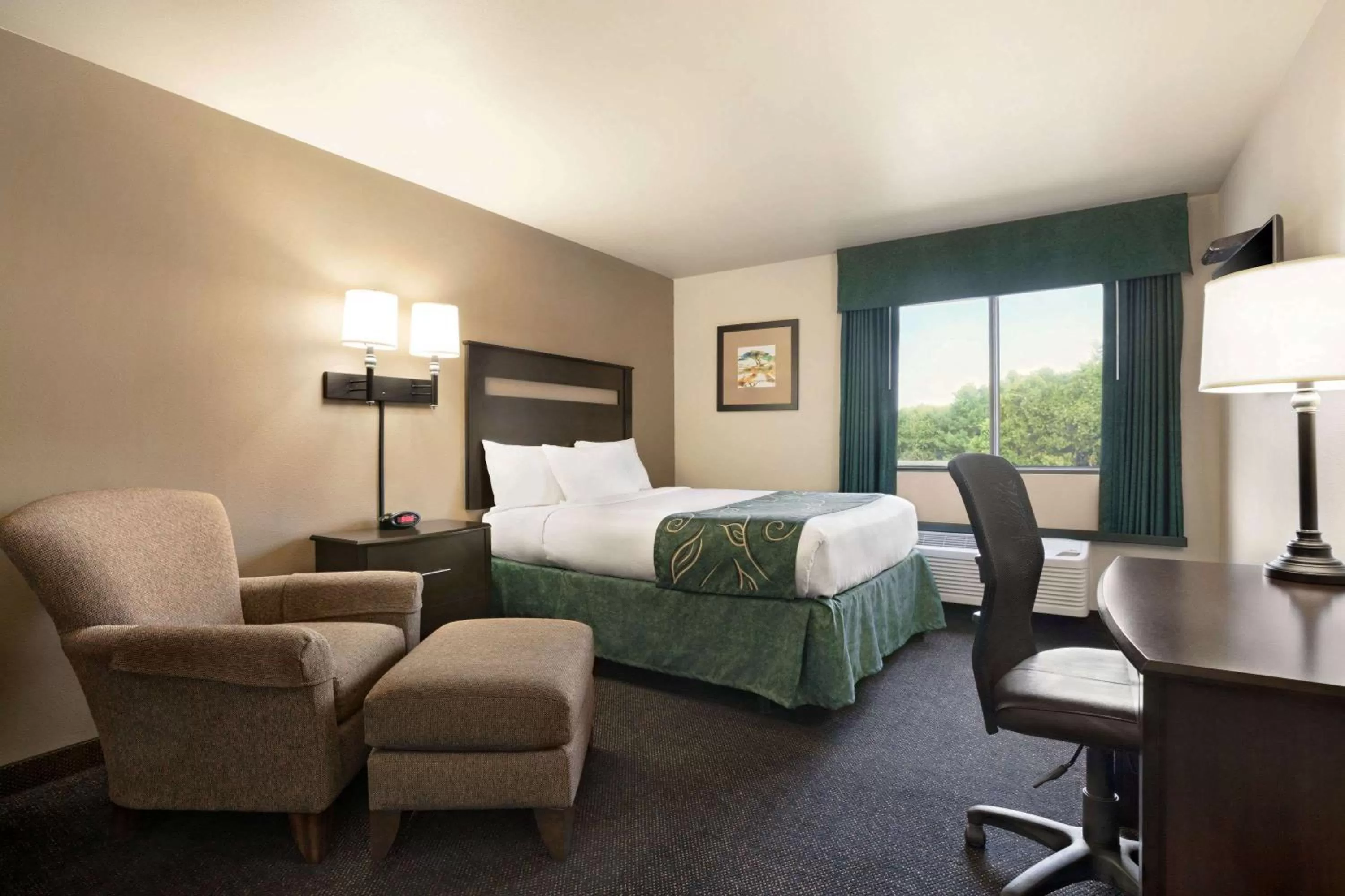 Photo of the whole room, Bed in Travelodge by Wyndham Brunswick near Fredrick