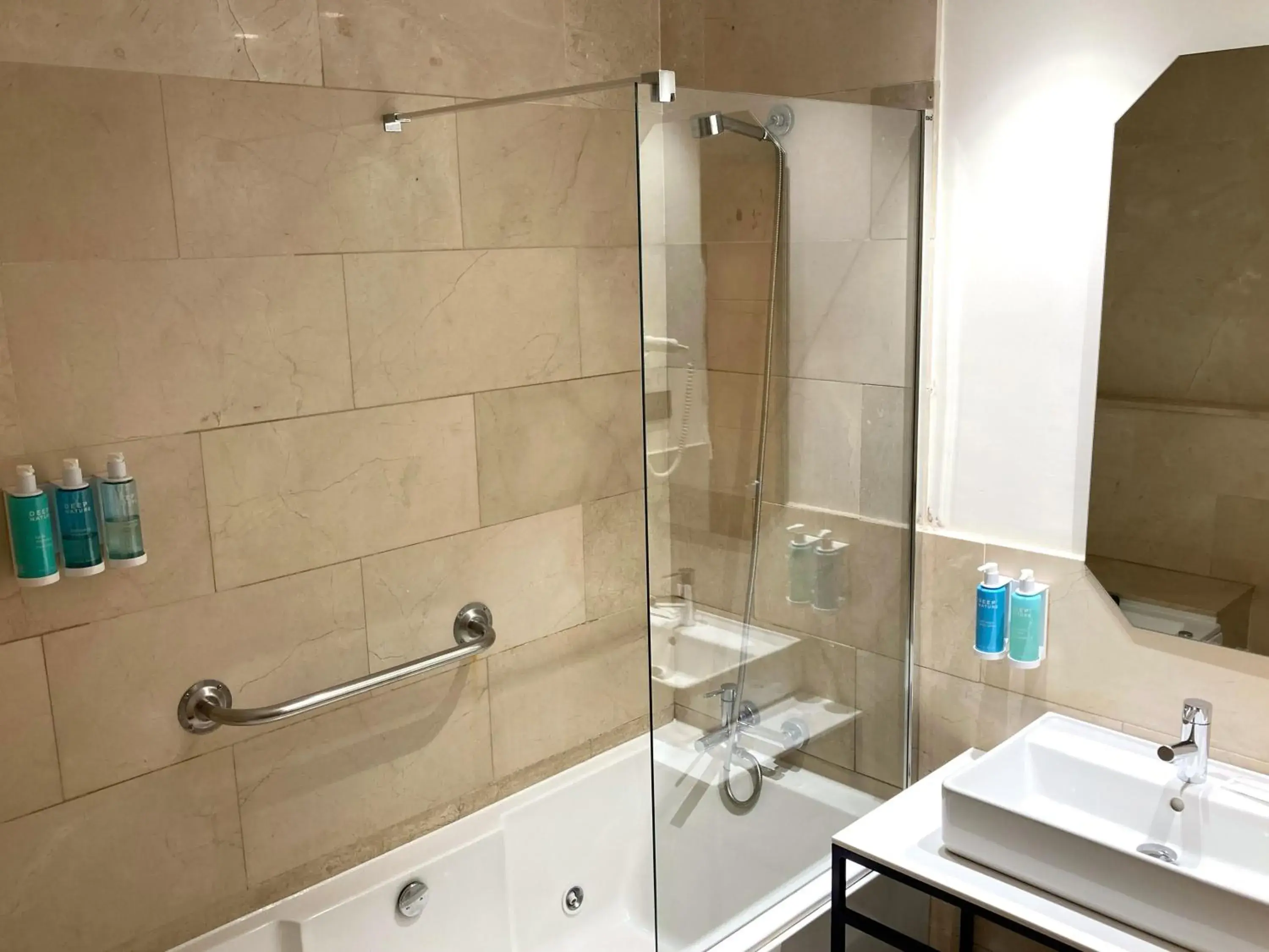 Hot Tub, Bathroom in Hotel Miramar
