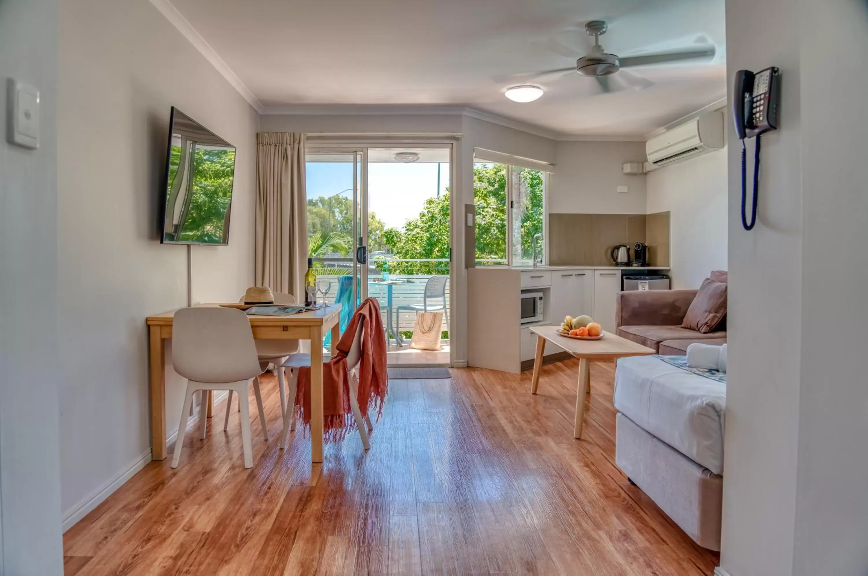 Seating area, Dining Area in Noosa Sun Motel