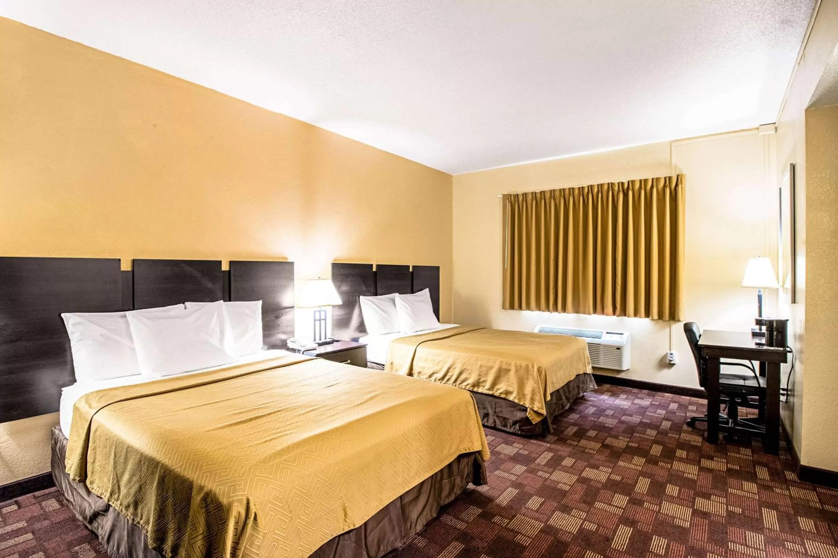 Photo of the whole room, Bed in Econo Lodge Watertown