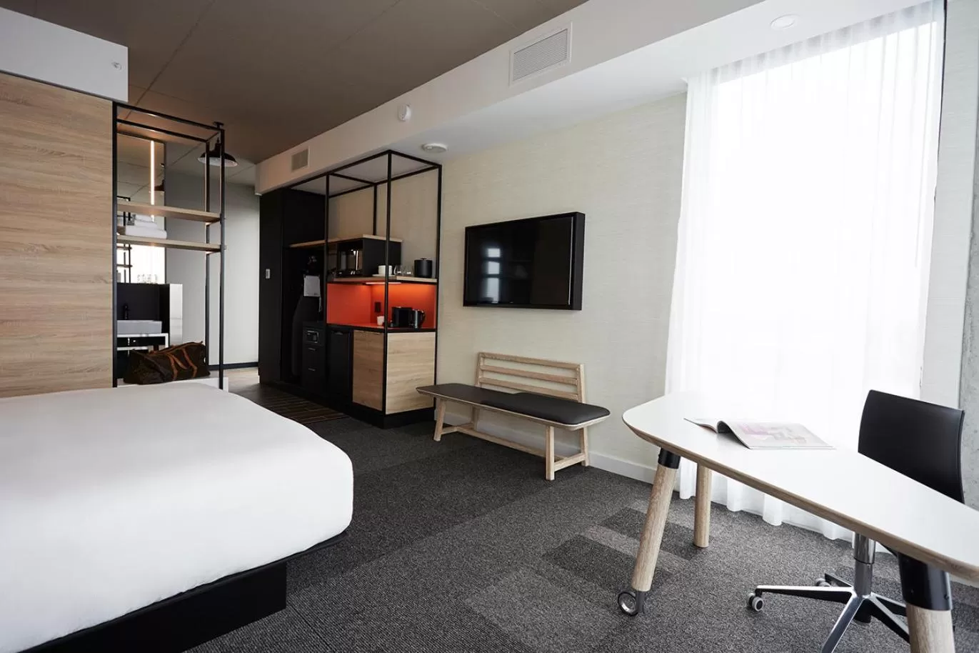 Kitchen or kitchenette, Bed in Hôtel Escad Quartier DIX30