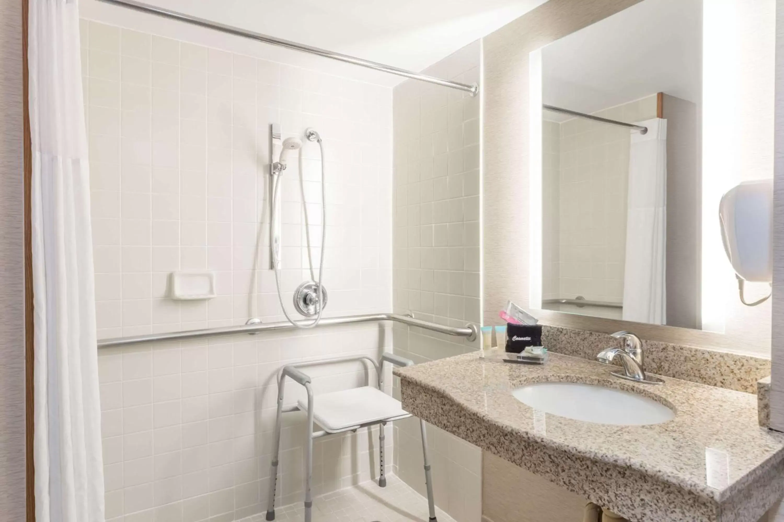 Shower, Bathroom in Wingate by Wyndham - Universal Studios and Convention Center