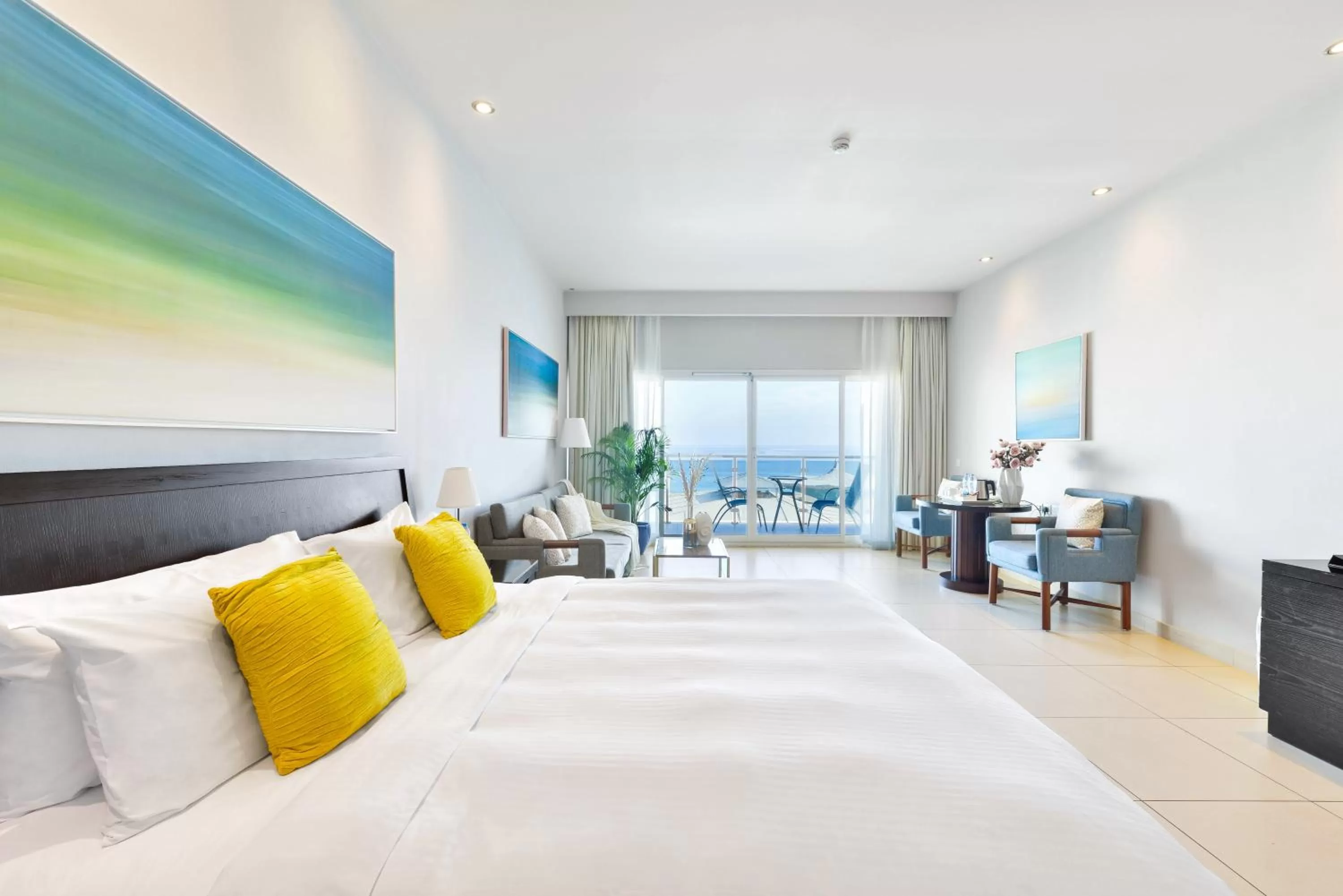 Photo of the whole room, Bed in Radisson Blu Resort, Fujairah