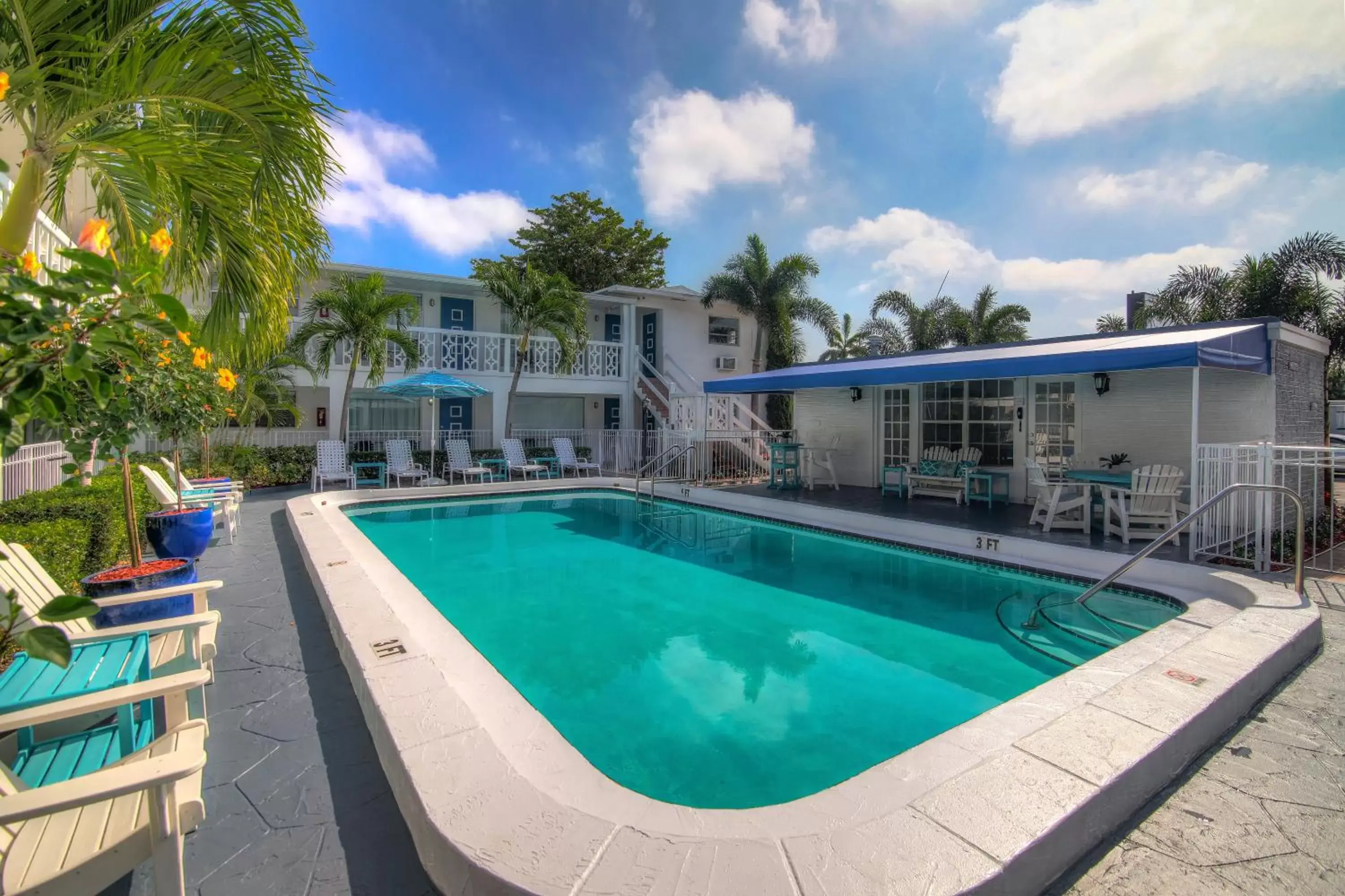 Property building, Swimming Pool in May-Dee Suites in Florida