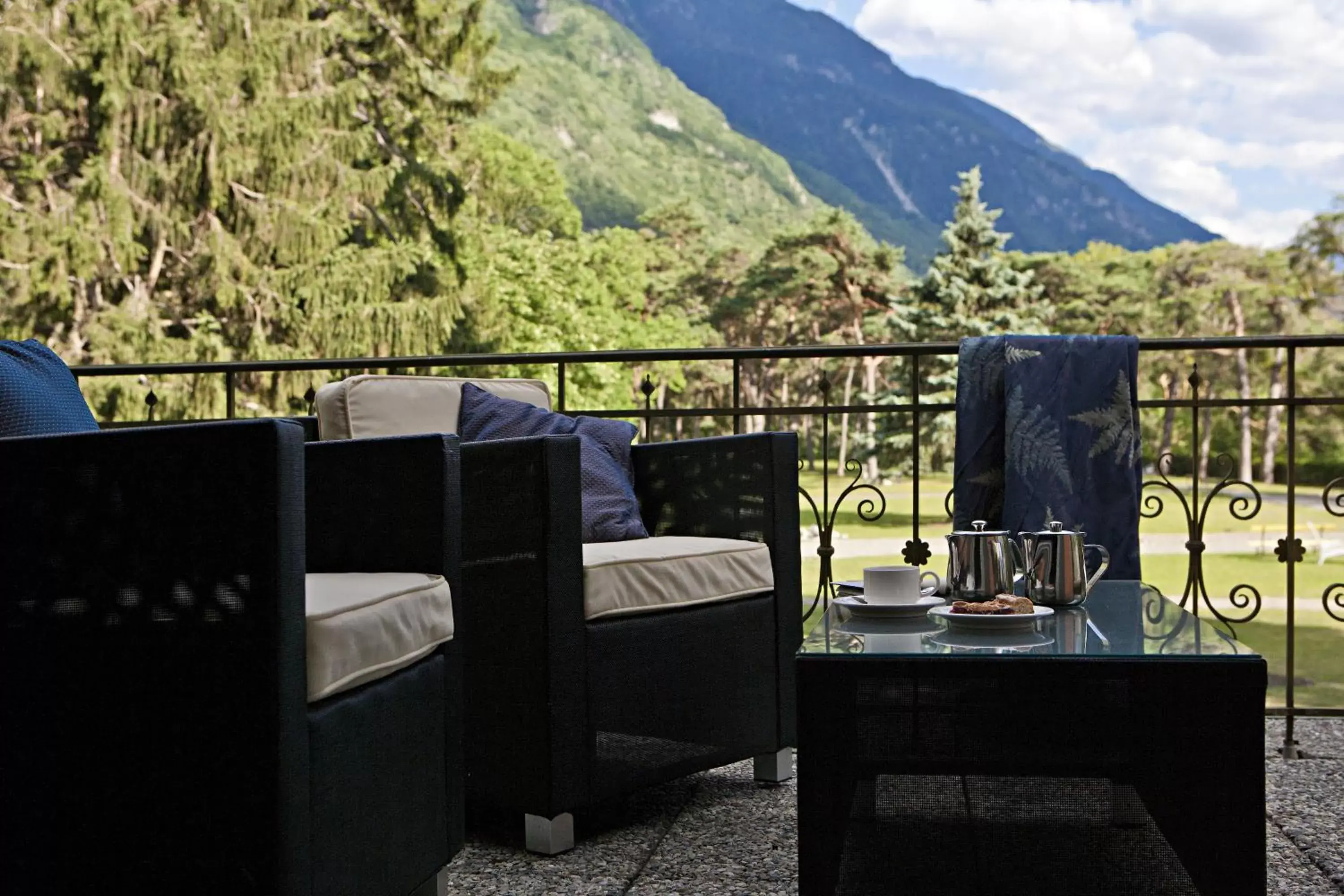 Patio, Mountain View in Grand Hotel des Bains