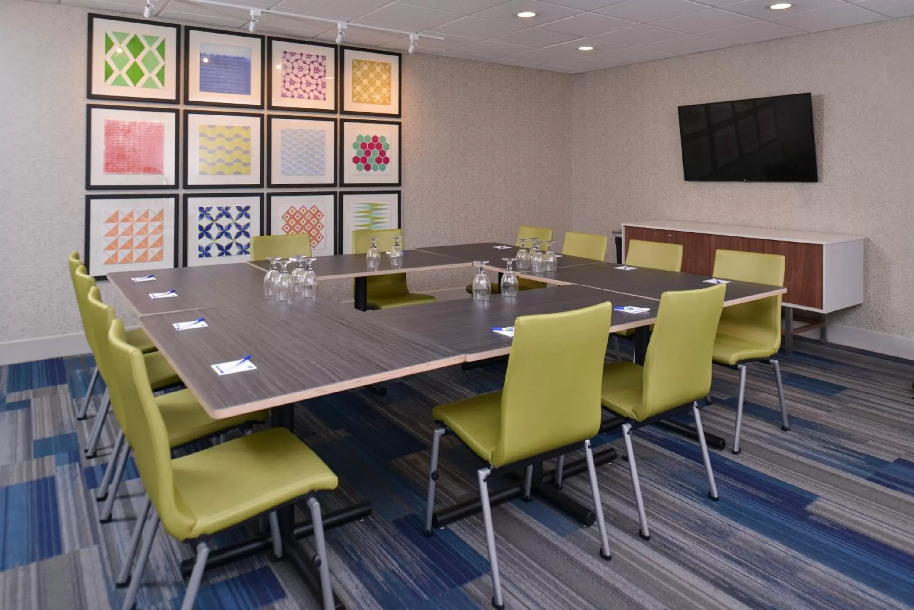 Meeting/conference room in Holiday Inn Express Hotel and Suites Stevens Point, an IHG Hotel