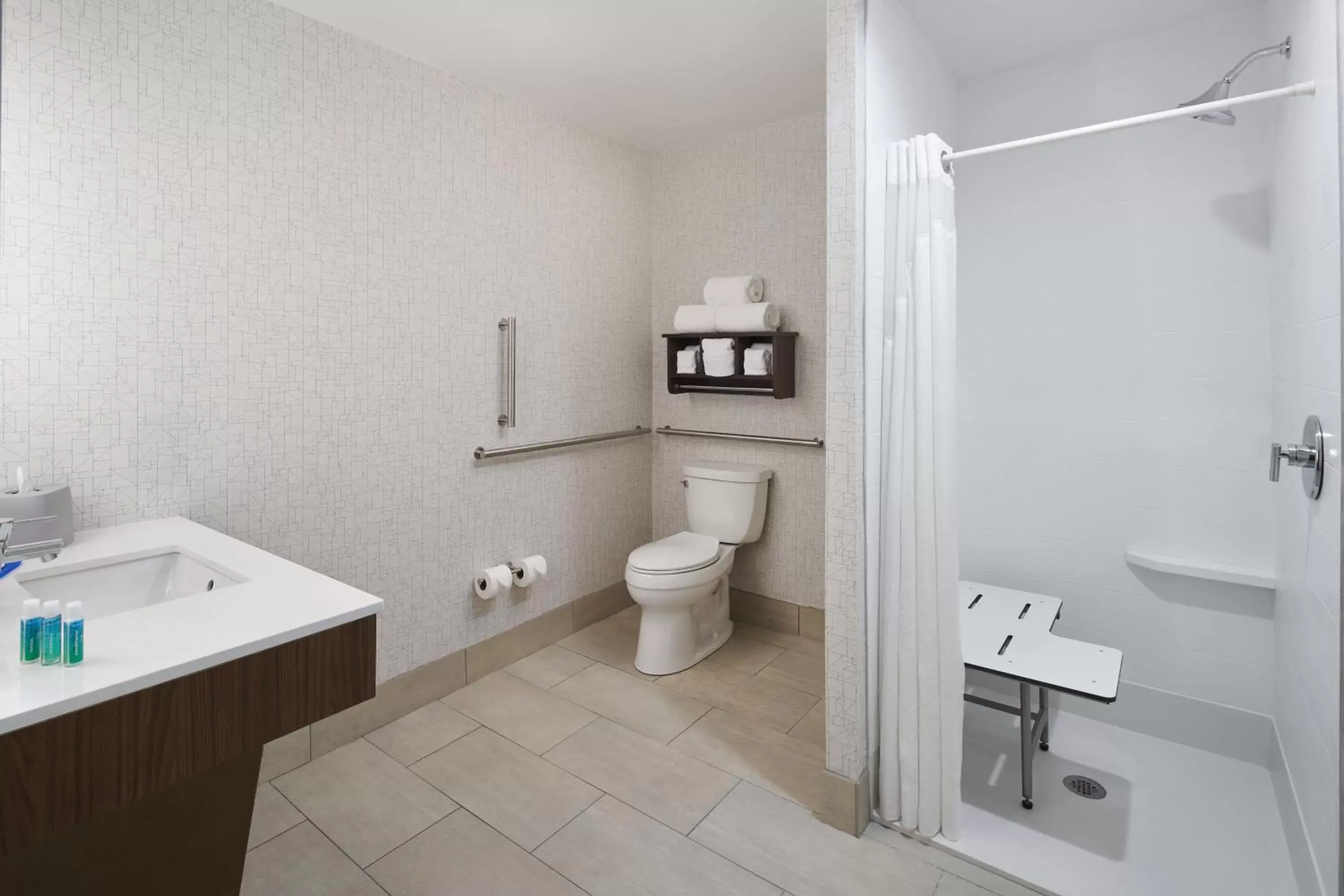 Photo of the whole room, Bathroom in Holiday Inn Express - Richmond Downtown, an IHG Hotel