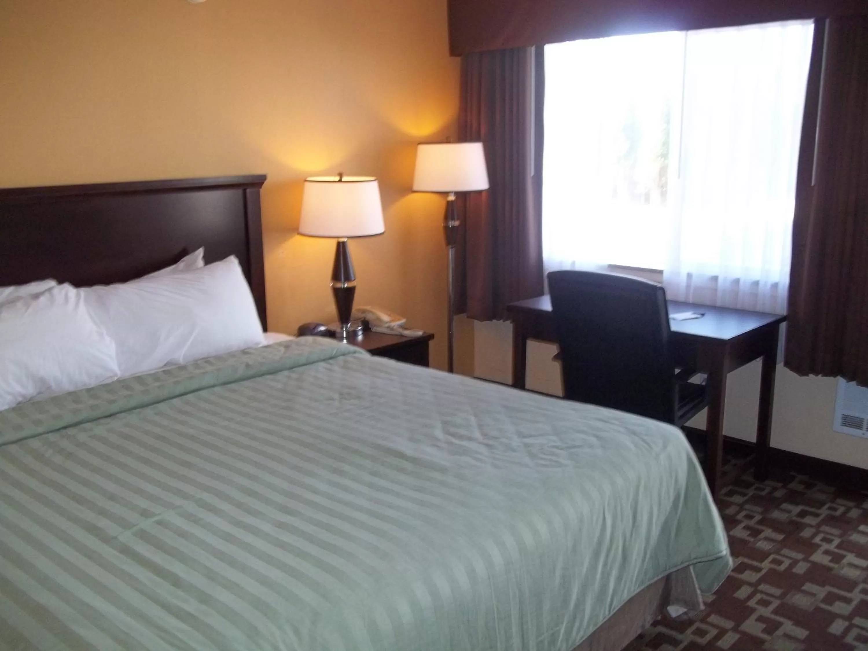 King Room - Disability Access - Non-Smoking in Travelodge by Wyndham Newport