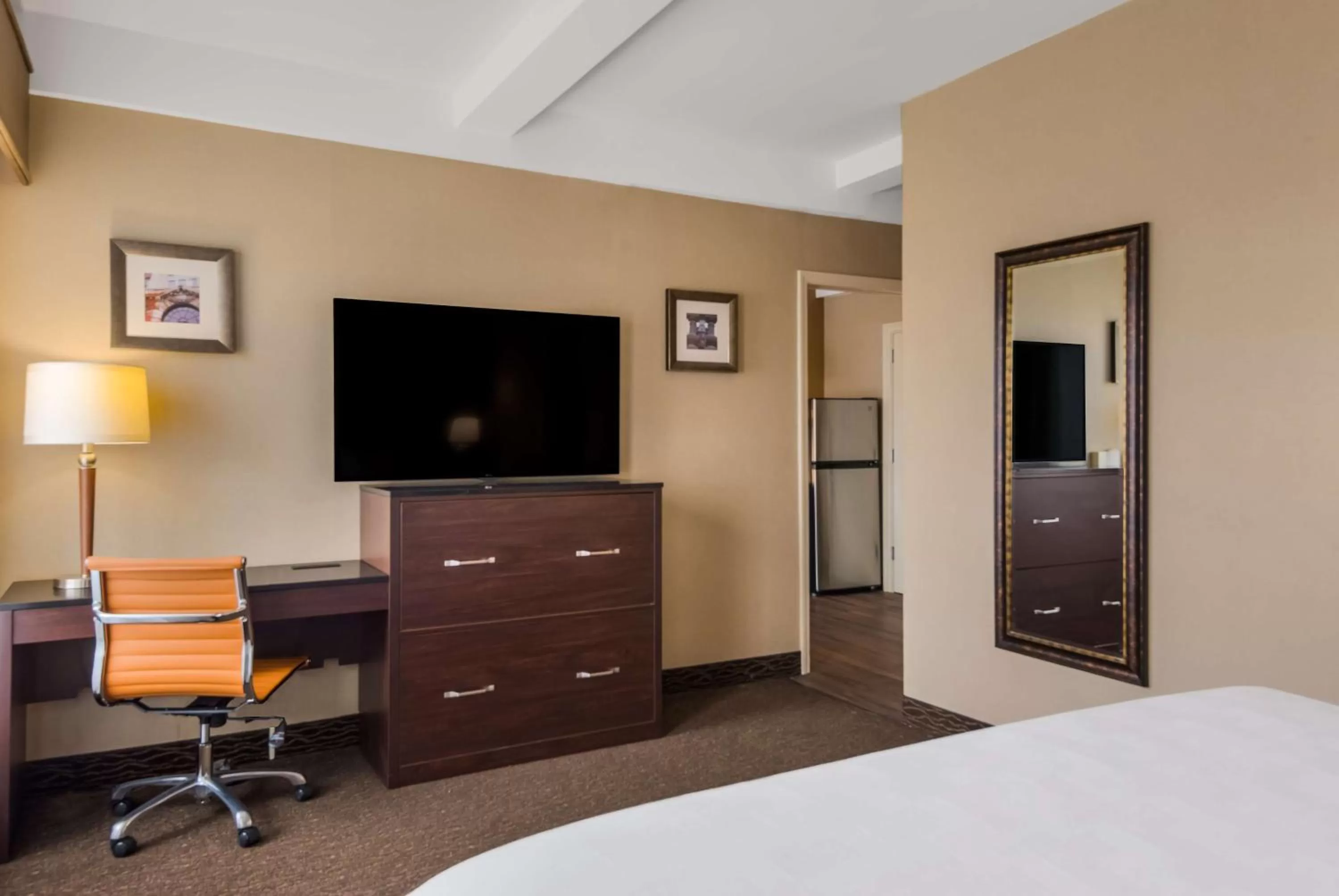 Photo of the whole room, Bed in Best Western Syracuse Downtown Hotel and Suites