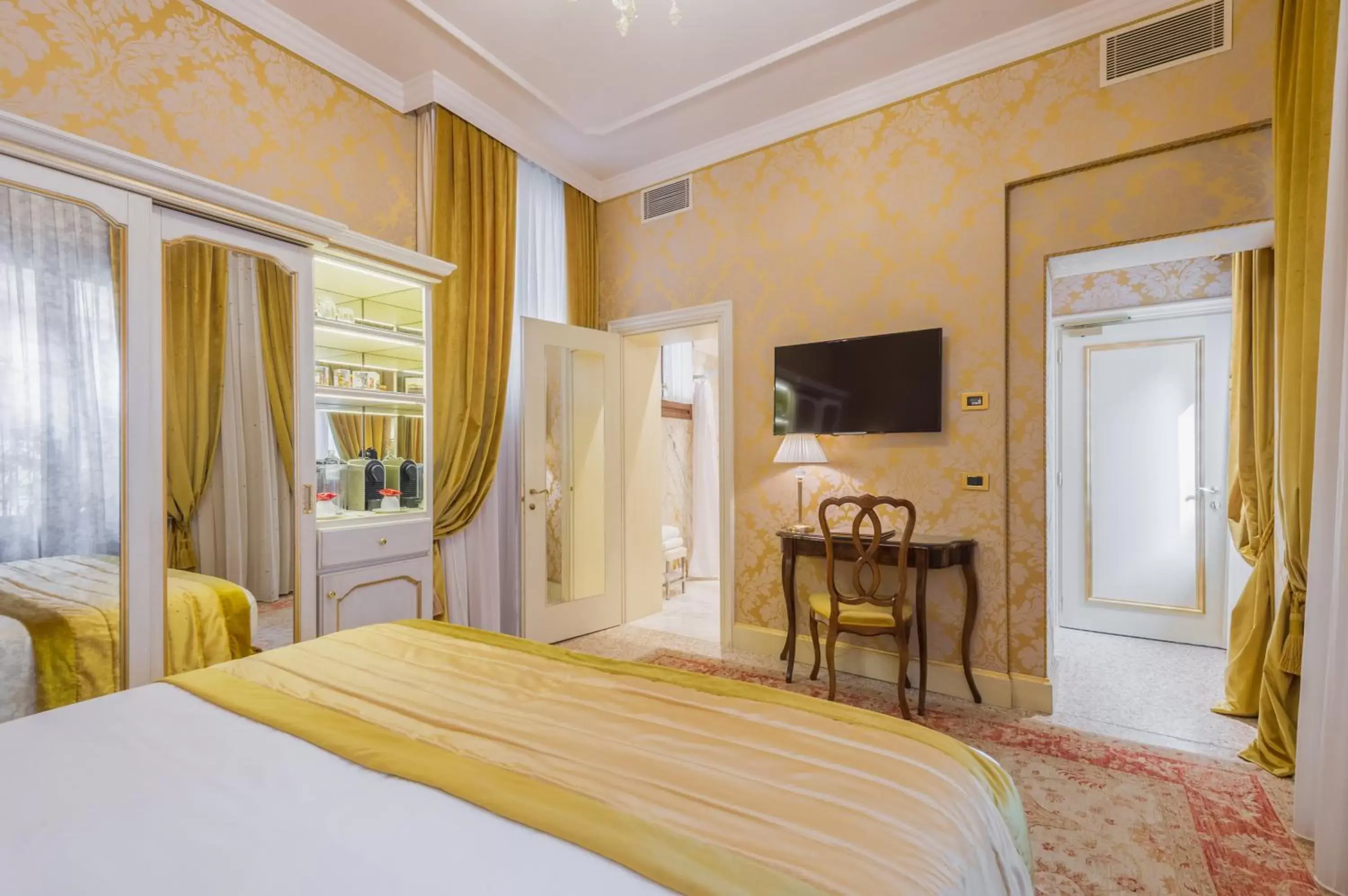 Bed in Hotel Ai Reali - Small Luxury Hotels of the World