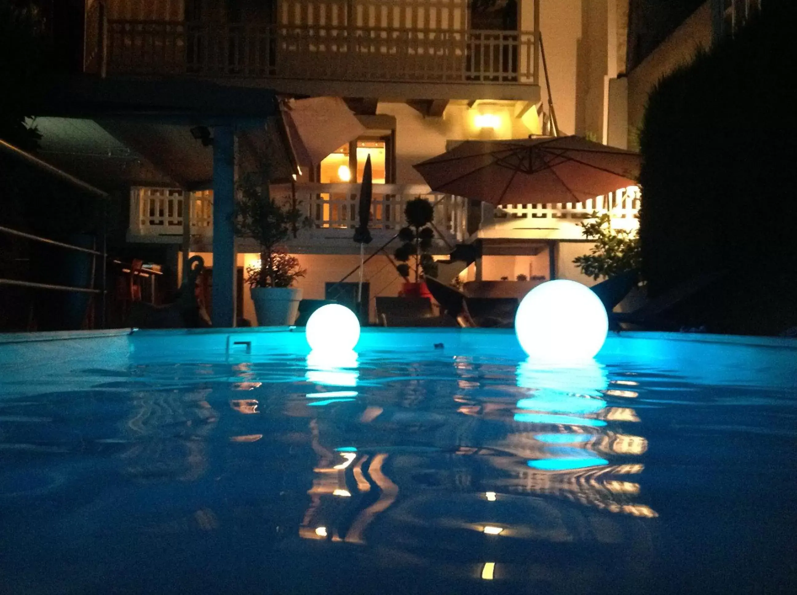 Swimming Pool in Chambre D'hôtes Chez Dom