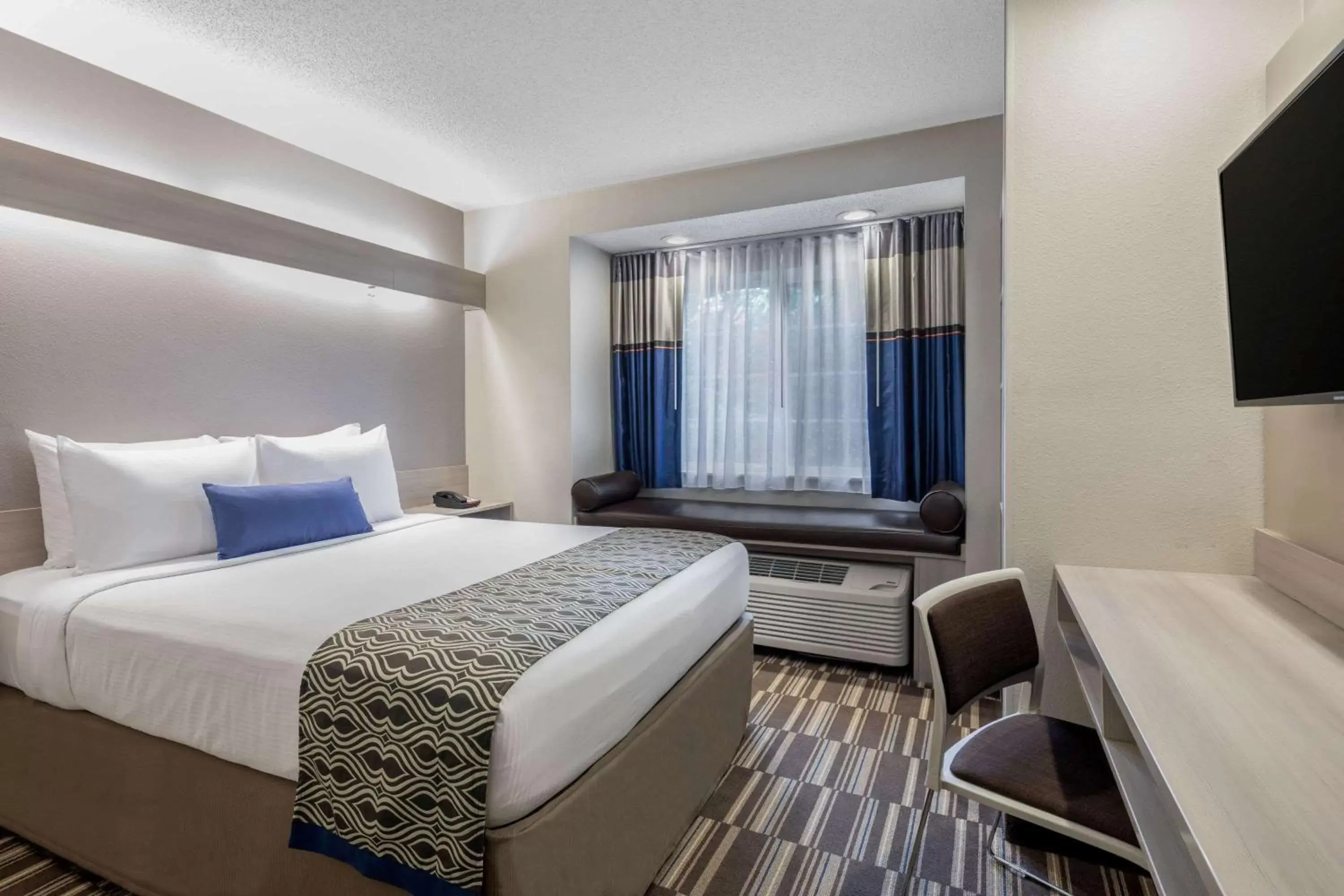 Photo of the whole room, Bed in Microtel Inn & Suites by Wyndham Atlanta Buckhead Area