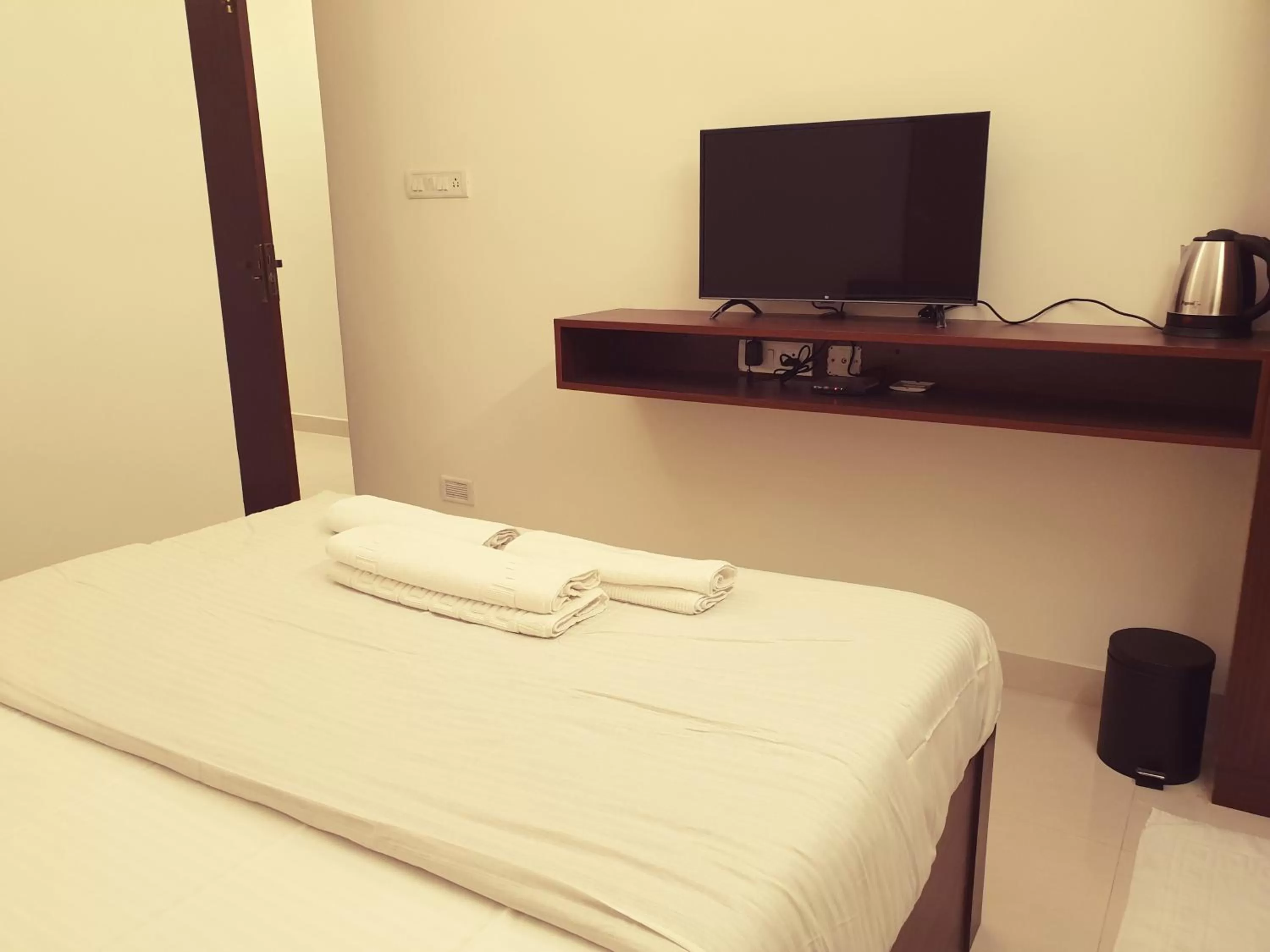 Bedroom, Bed in Chippy Inn