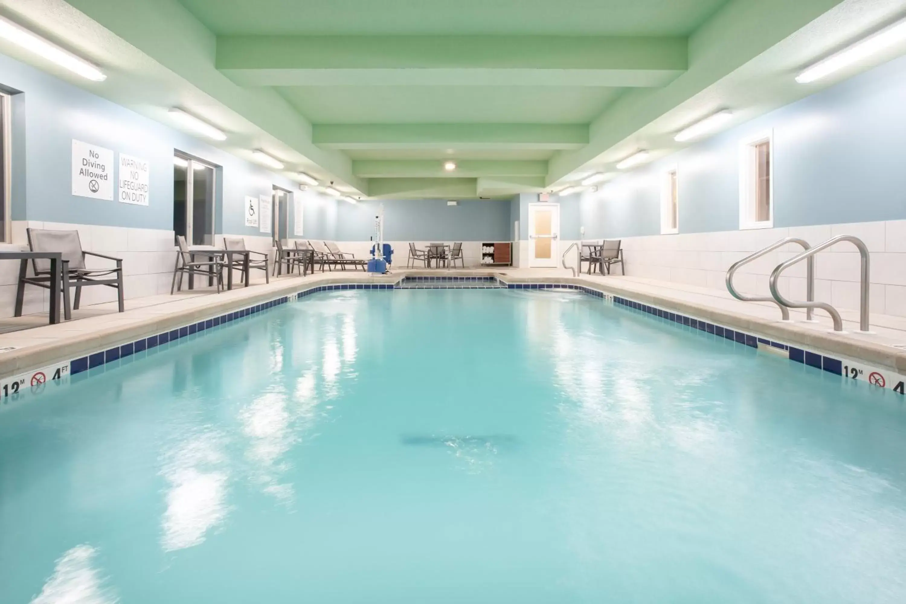 Swimming pool in Holiday Inn Express & Suites Manhattan by IHG Swimming pool in Holiday Inn Express & Suites Manhattan by IHG