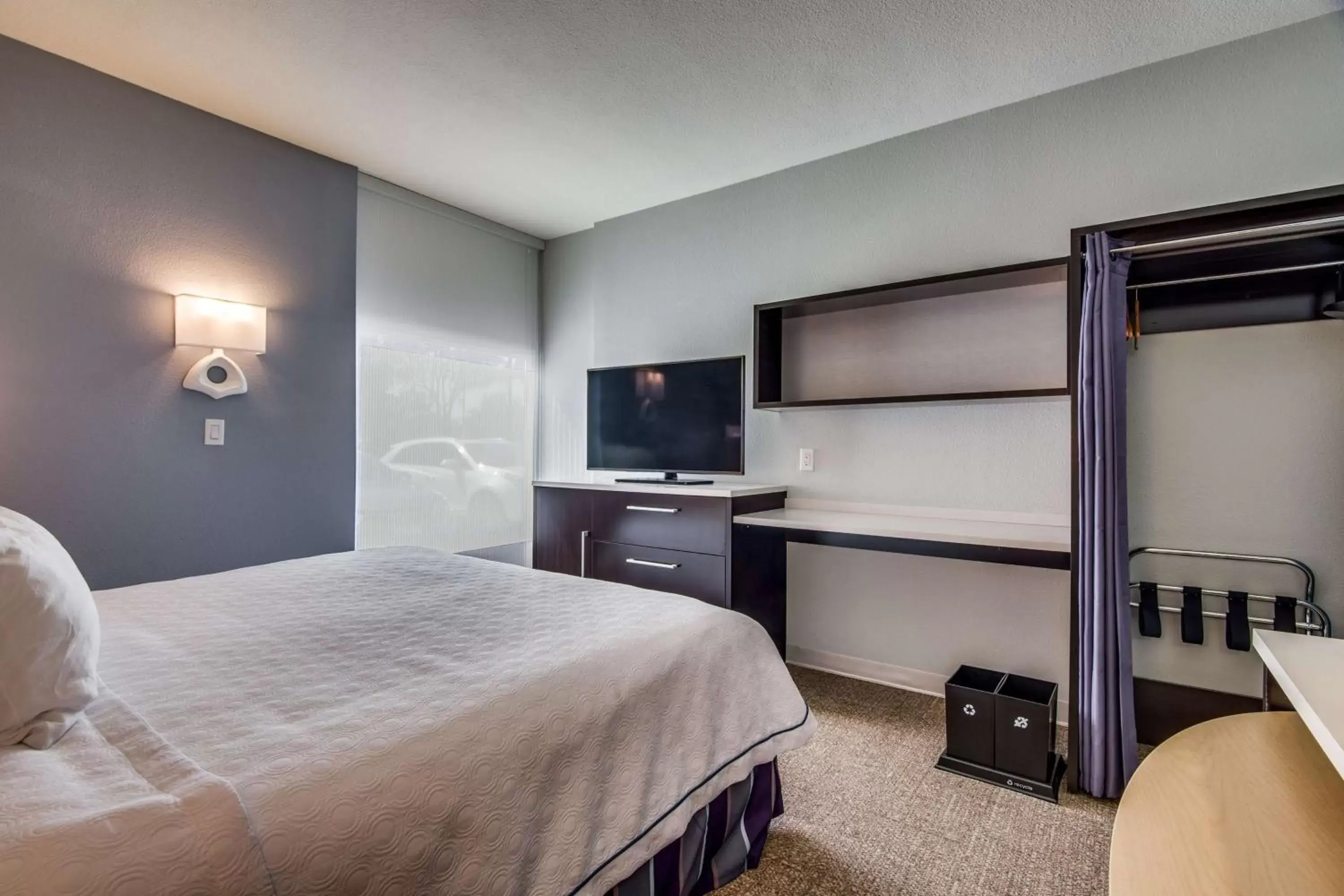 Bed, TV/Entertainment Center in Home2 Suites by Hilton DFW Airport South Irving