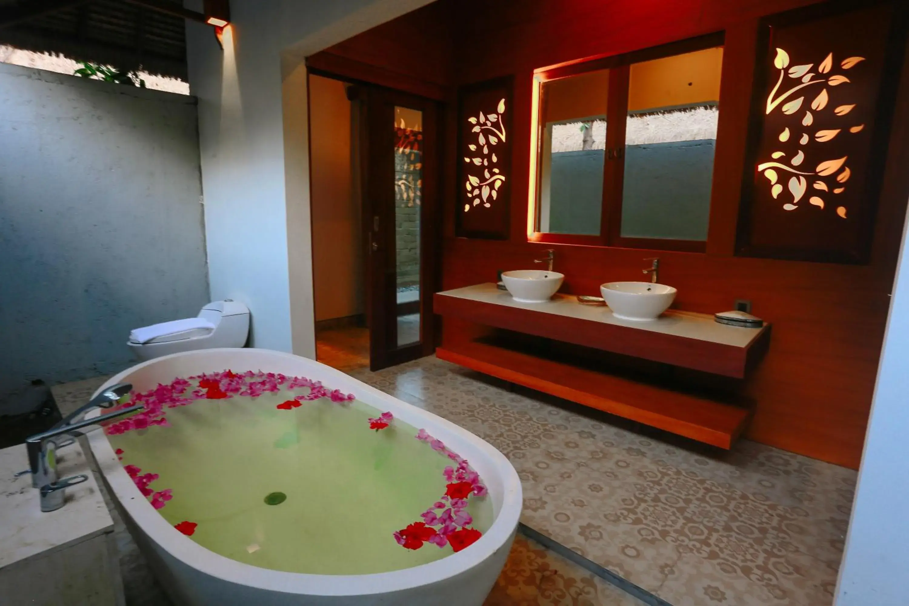 Hot Tub, Bathroom in A Villa Gili Air