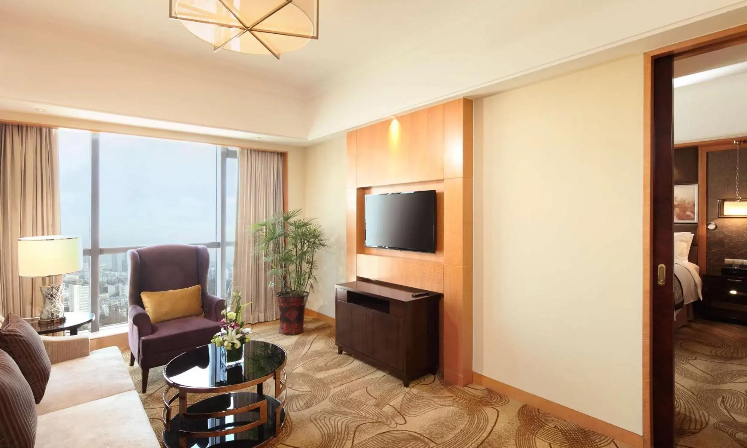 Bed, TV/Entertainment Center in DoubleTree by Hilton Wuhu