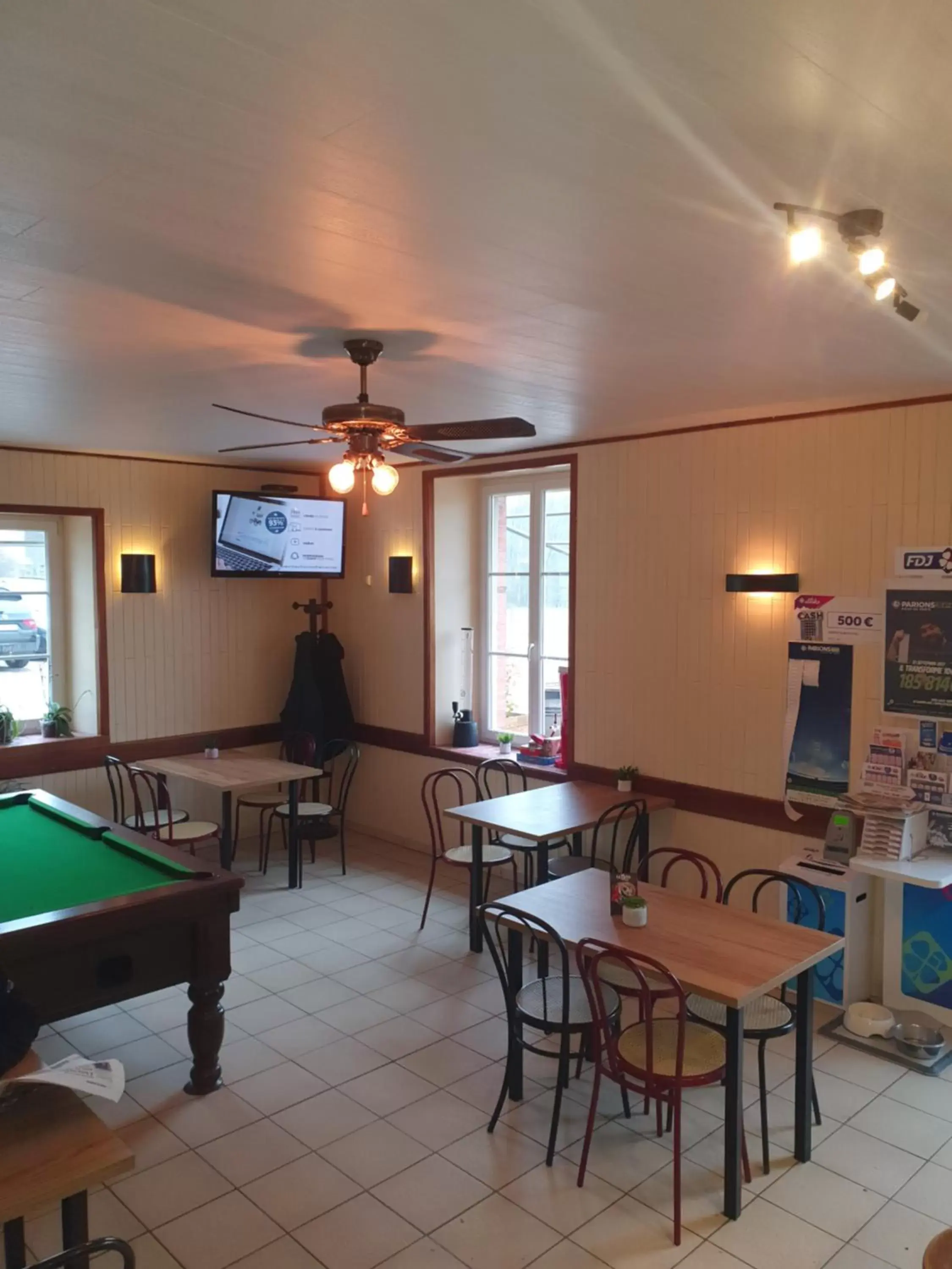 Billiards in hotel de la gare