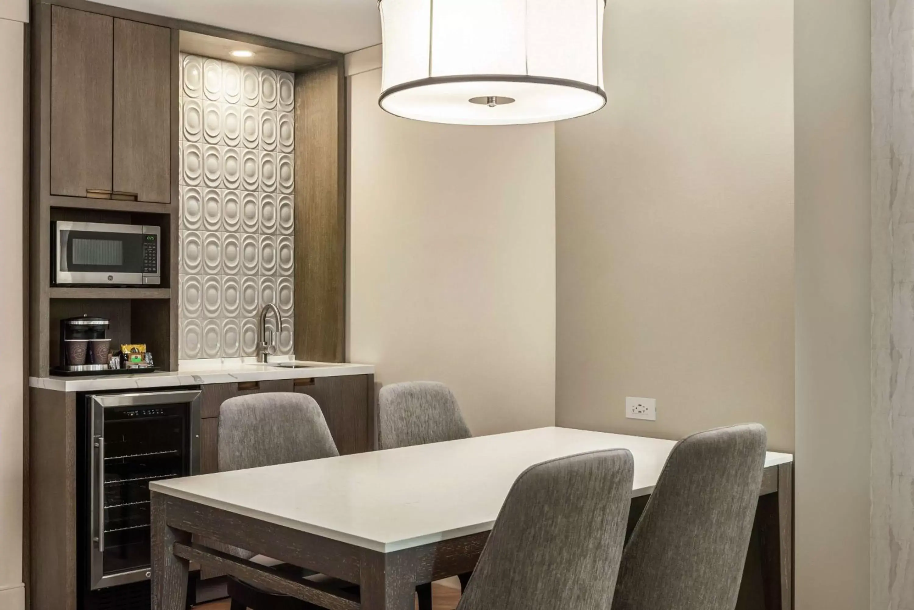 Kitchen or kitchenette, Dining Area in Hilton Grand Vacations Club Chicago Magnificent Mile