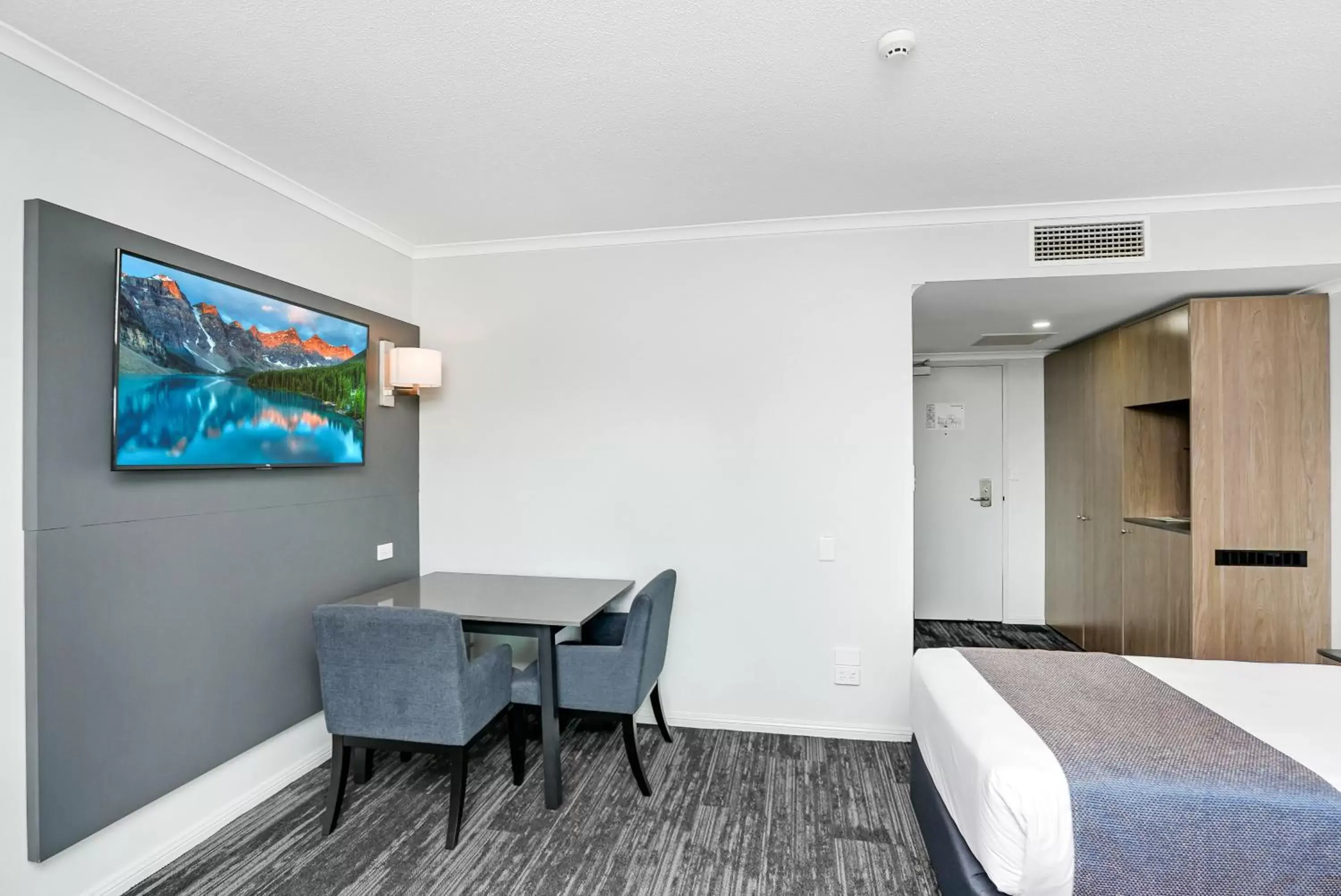 Bed, TV/Entertainment Center in Cairns Sheridan Hotel