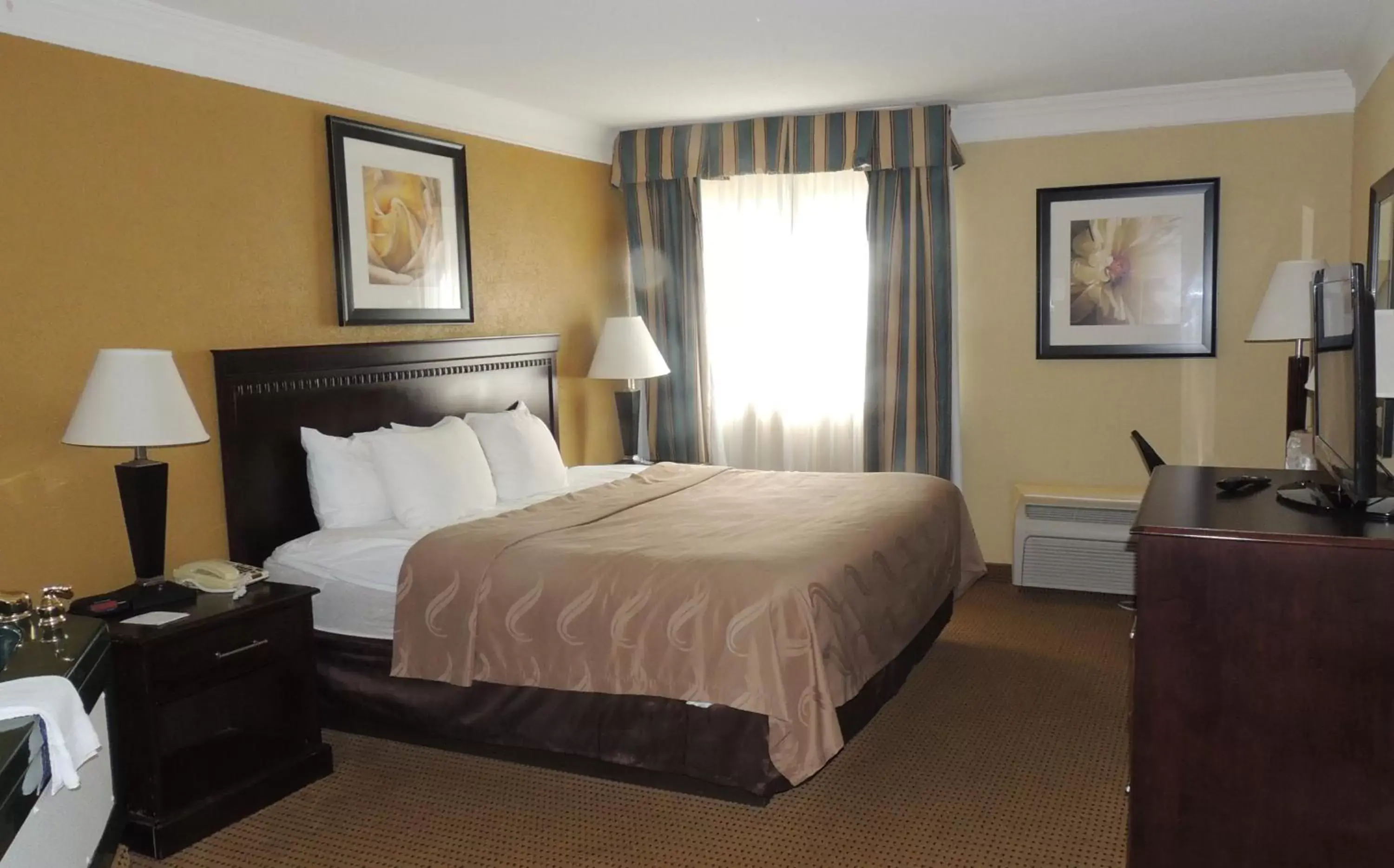 Bed in Quality Inn and Suites Fairgrounds - Syracuse