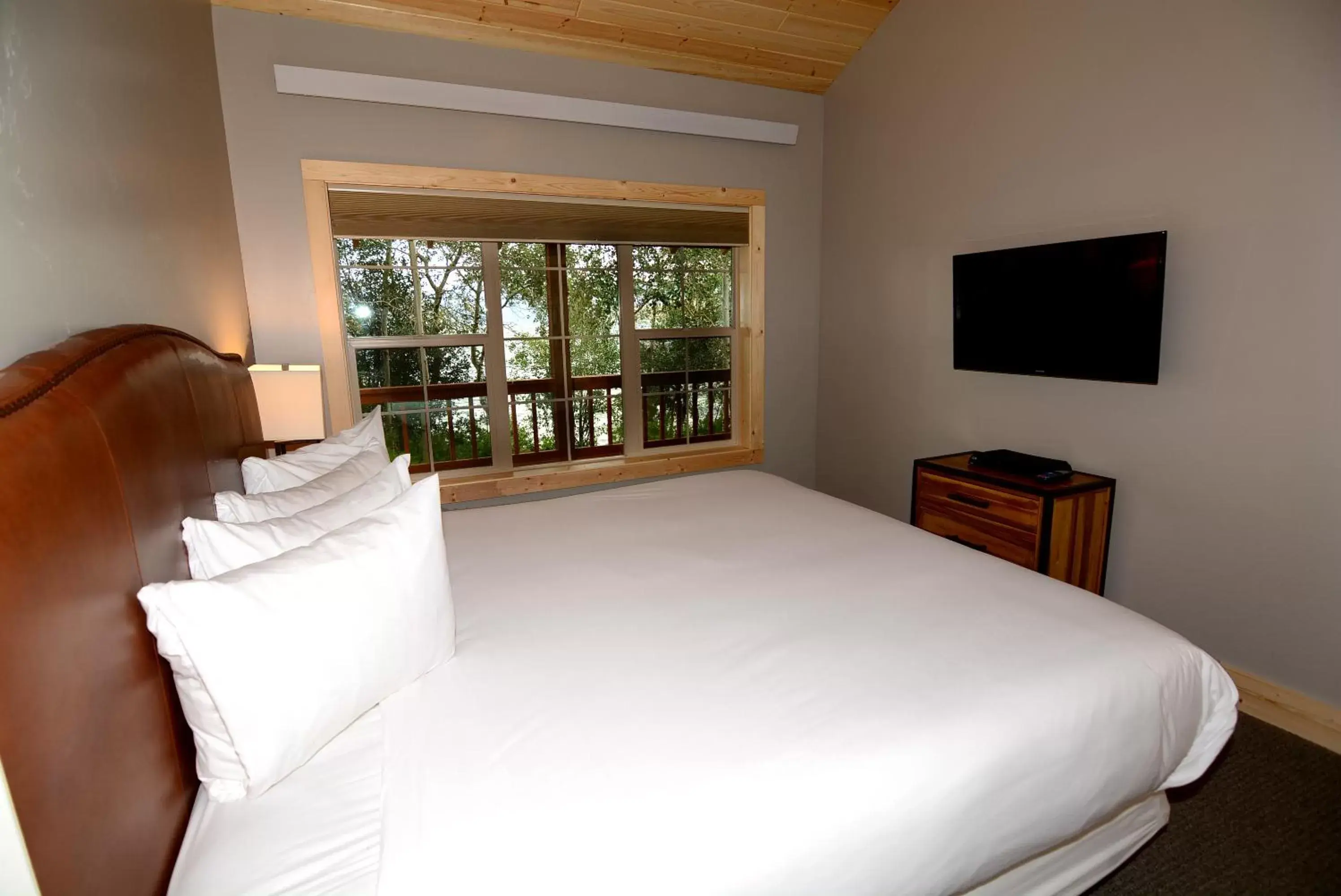 Lake view, Bed in Lakeside Lodge Resort and Marina