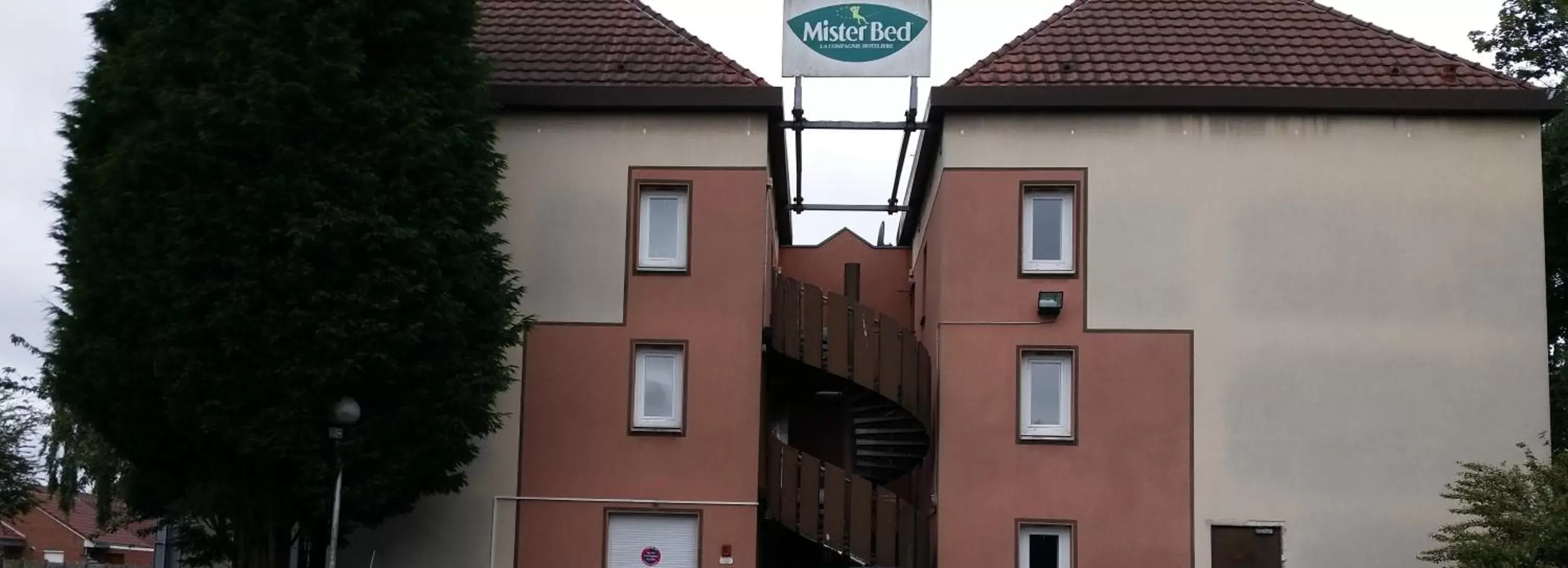 Property building in Mister Bed Lomme Property building in Mister Bed Lomme