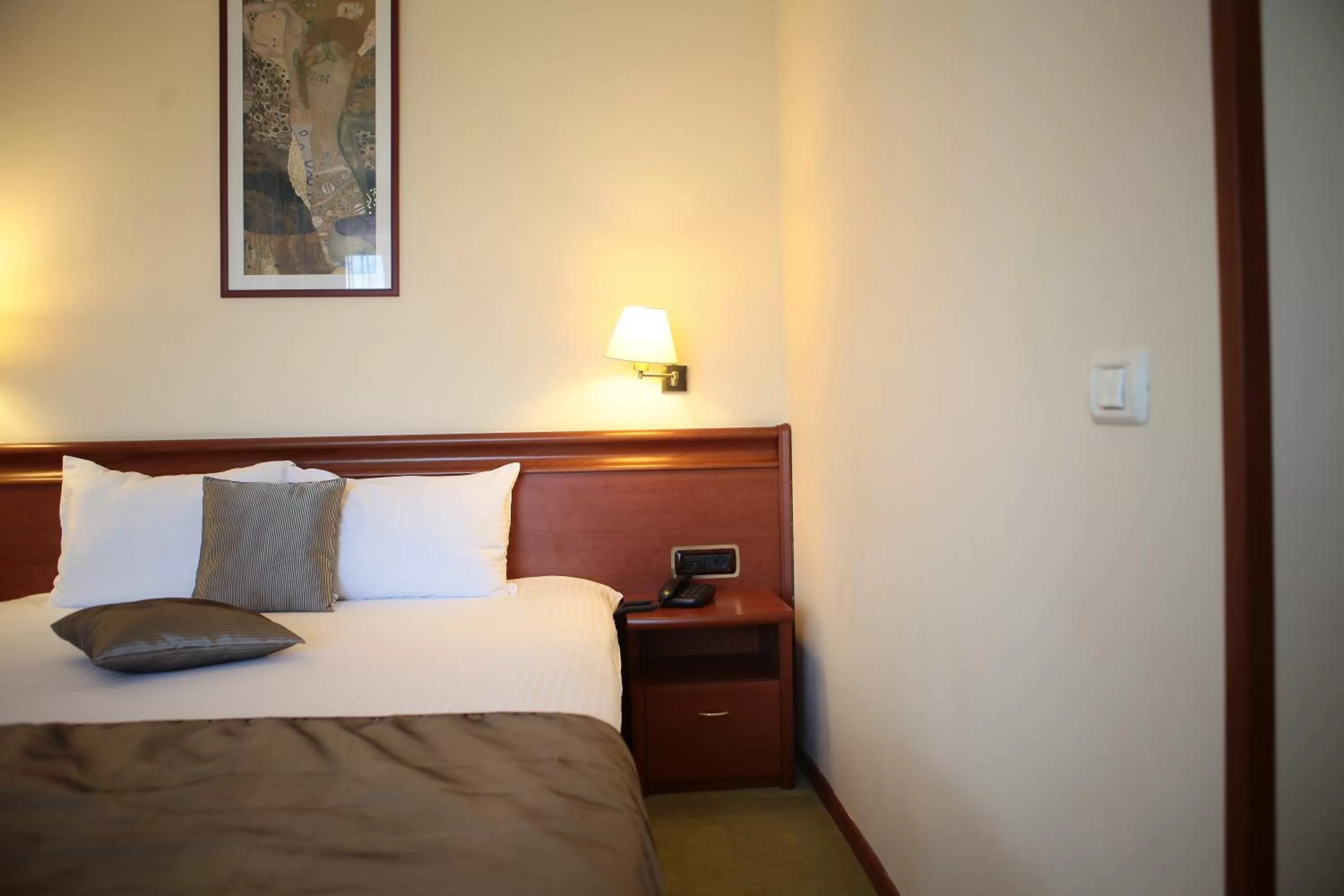 Photo of the whole room, Bed in Savoy Hotel