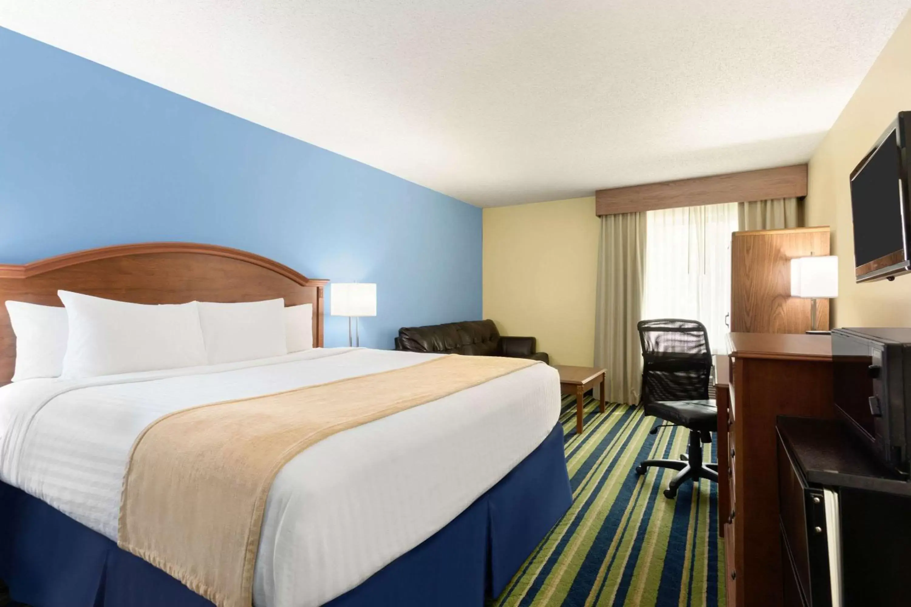 Photo of the whole room, Bed in Days Inn by Wyndham Fargo