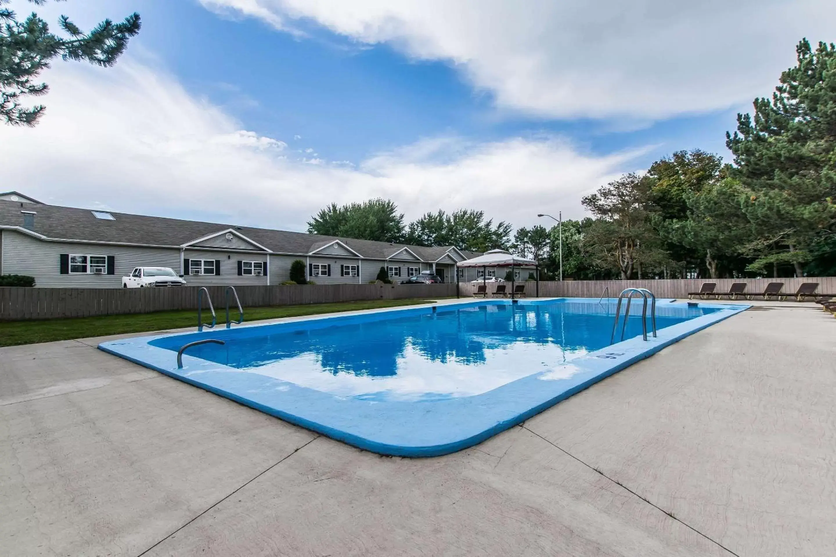 On site, Swimming Pool in Quality Inn & Suites Garden of the Gulf