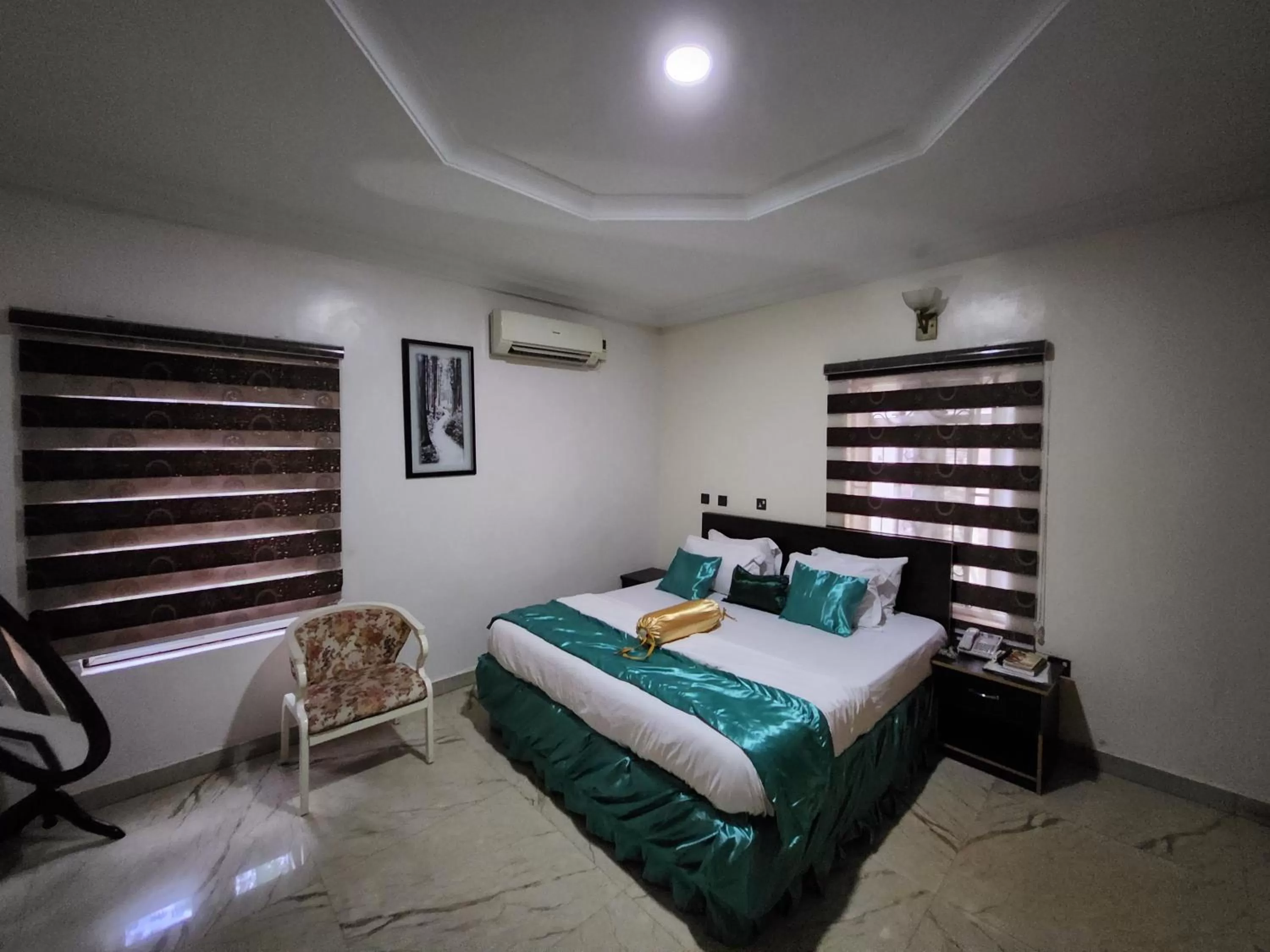 Bed in Nue-Crest Hotels & Suites