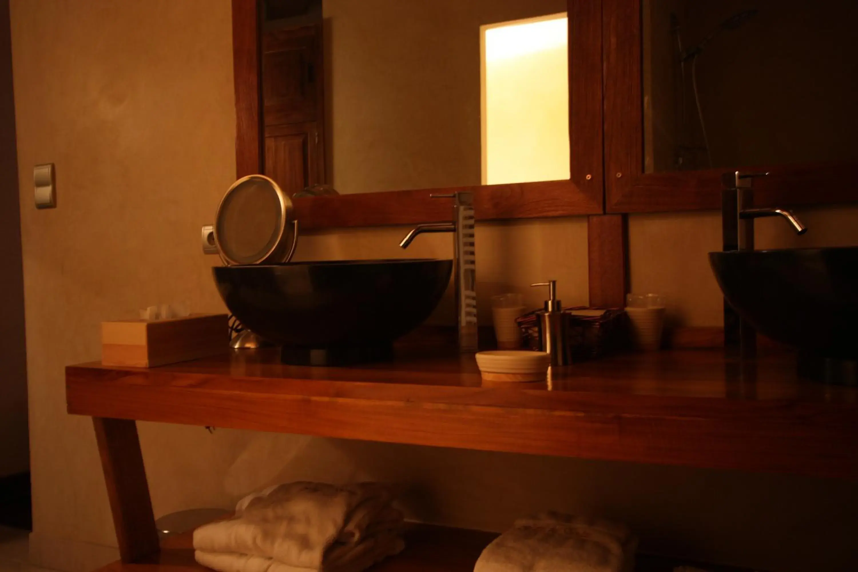 Bathroom in Manoir des Indes, The Originals Relais (Relais du Silence)