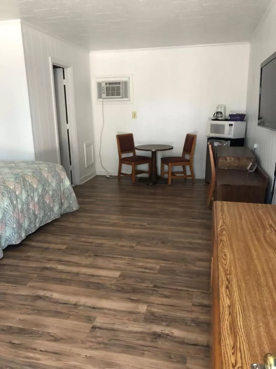 Photo of the whole room in Swell Motel