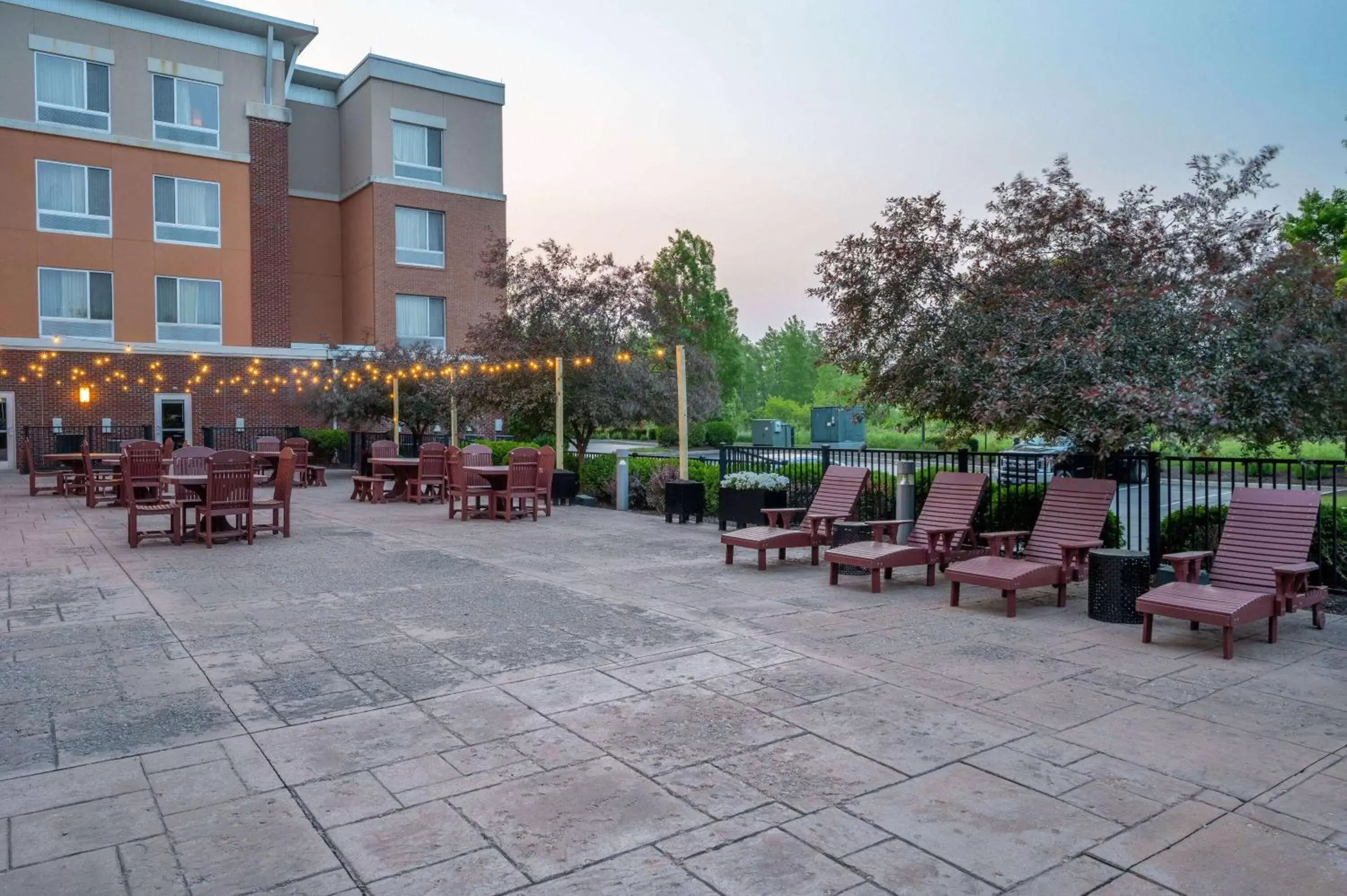 Inner courtyard view, Restaurant/Places to Eat in Wyndham Noblesville