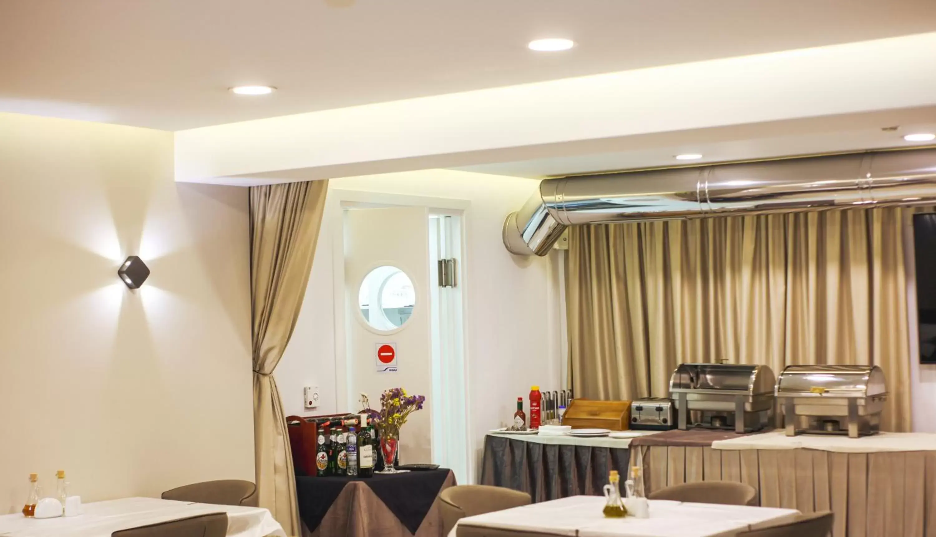 Restaurant/places to eat in Senator Hotel Restaurant/places to eat in Senator Hotel