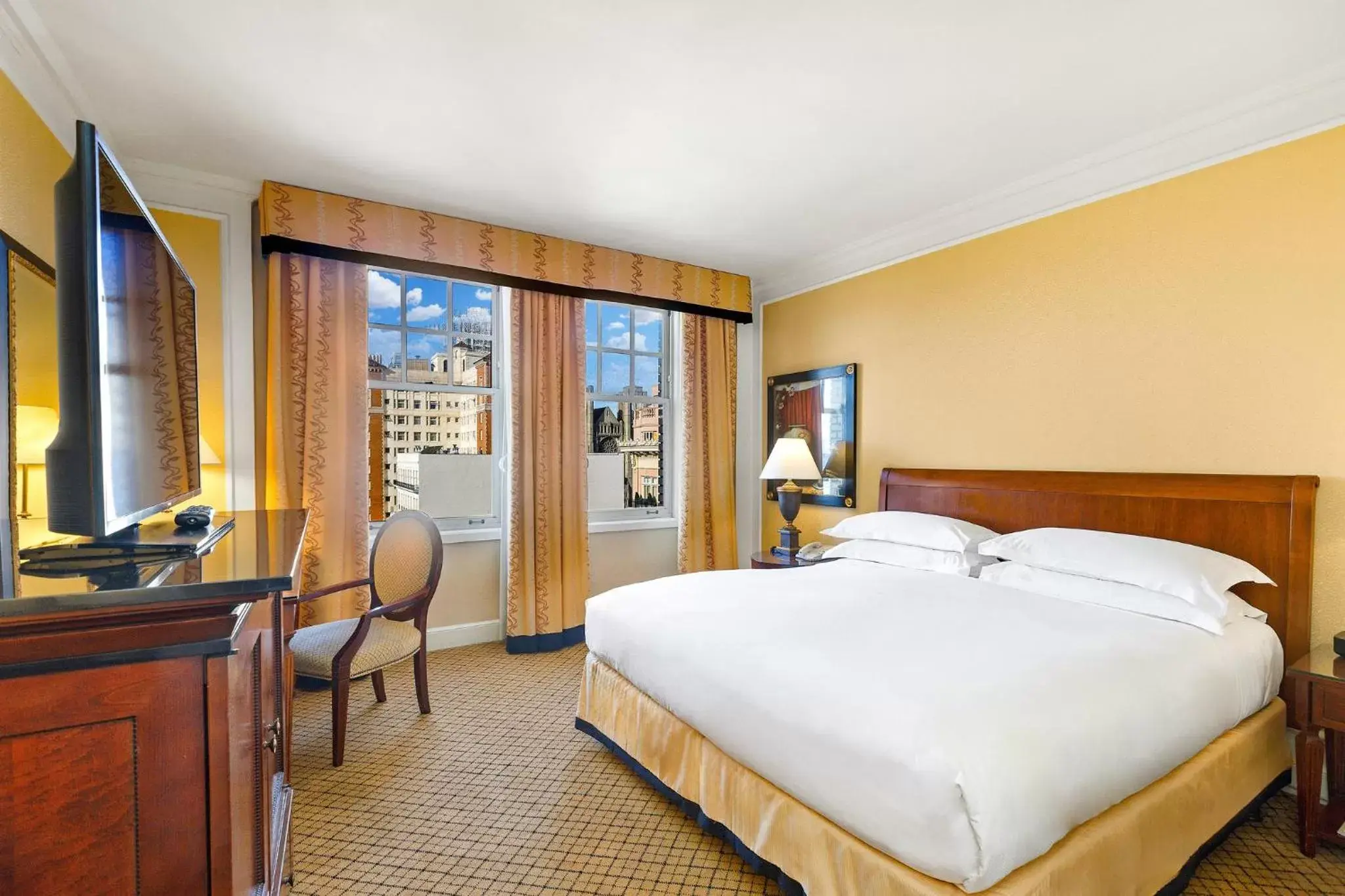 Photo of the whole room, Bed in InterContinental Mark Hopkins San Francisco, an IHG Hotel