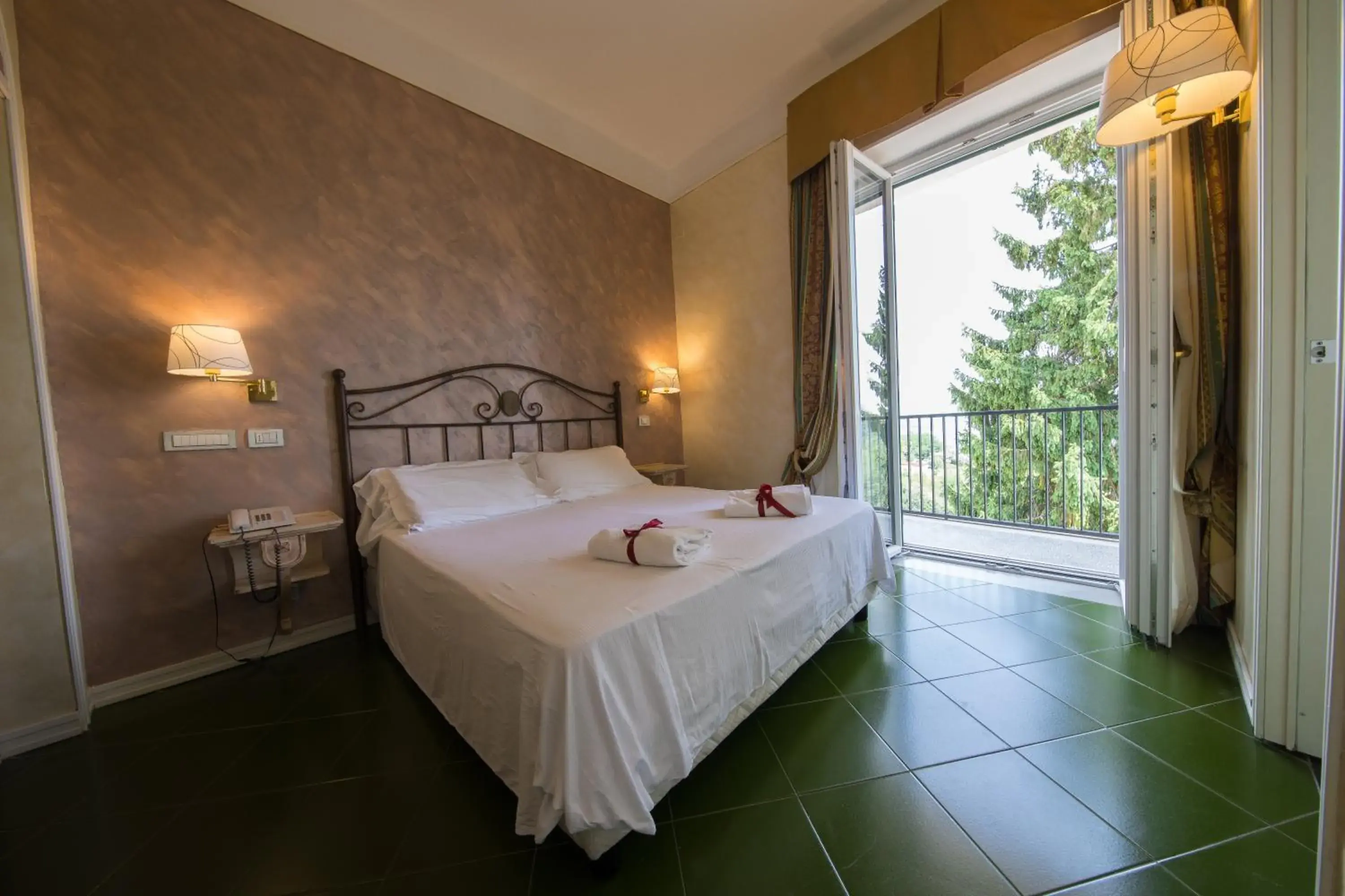 Balcony/Terrace, Bed in Hotel Scapolatiello