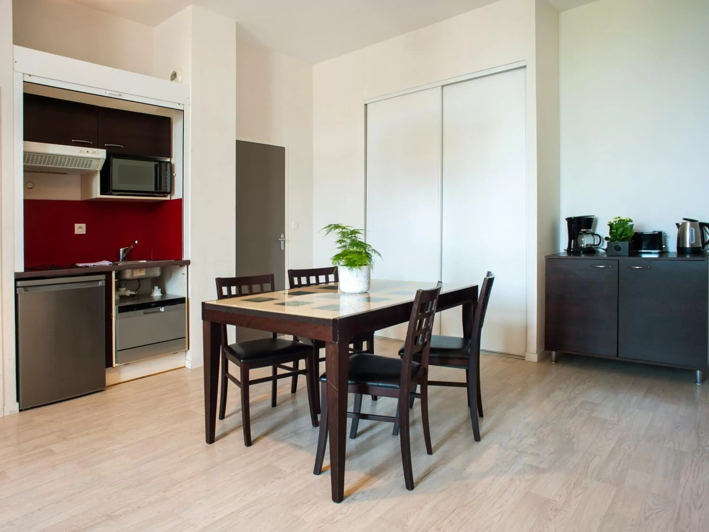 Kitchen or kitchenette, Dining Area in Vacancéole - Le Duguesclin