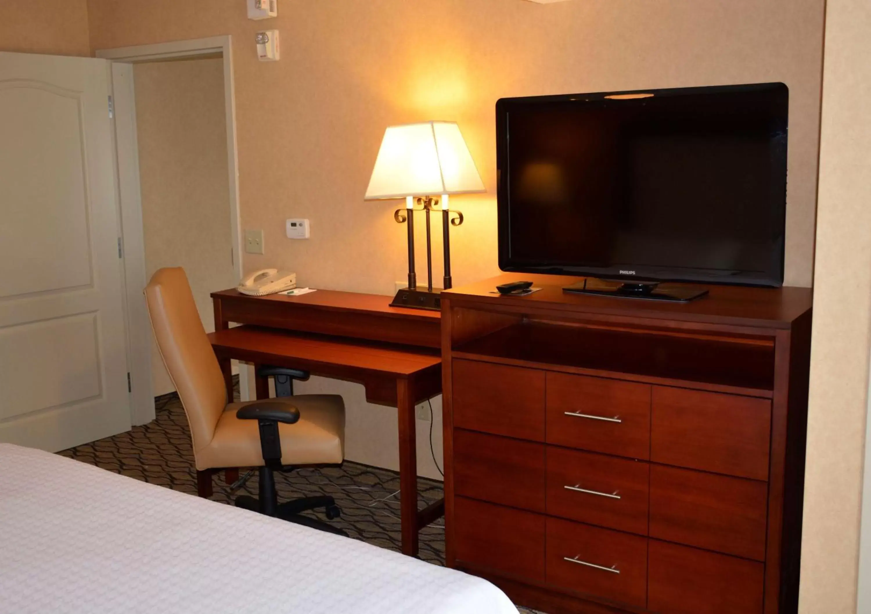 Bed, TV/Entertainment Center in Homewood Suites by Hilton Brighton