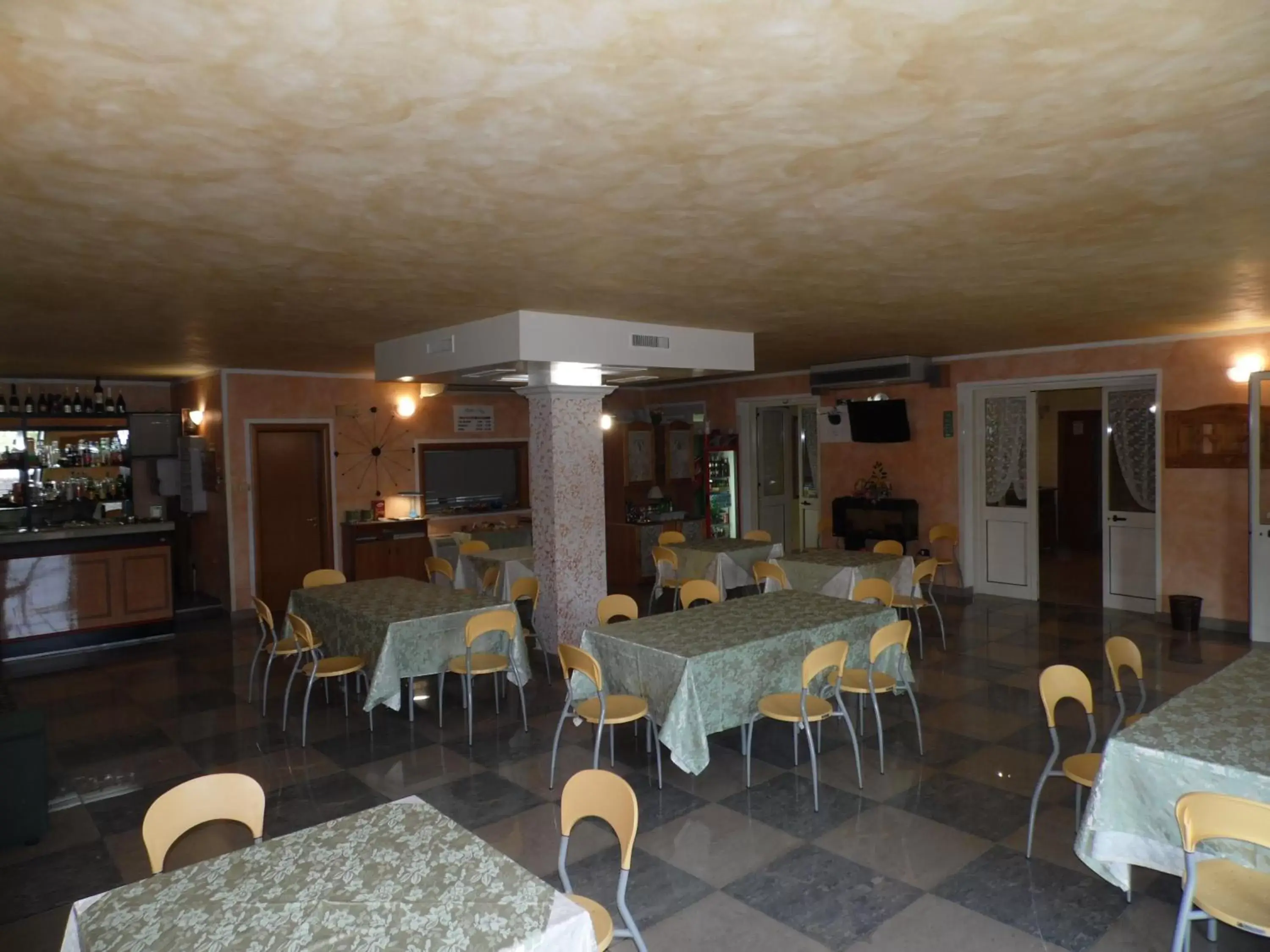 Communal lounge/ TV room, Restaurant/Places to Eat in Hotel Rosso Di Sera