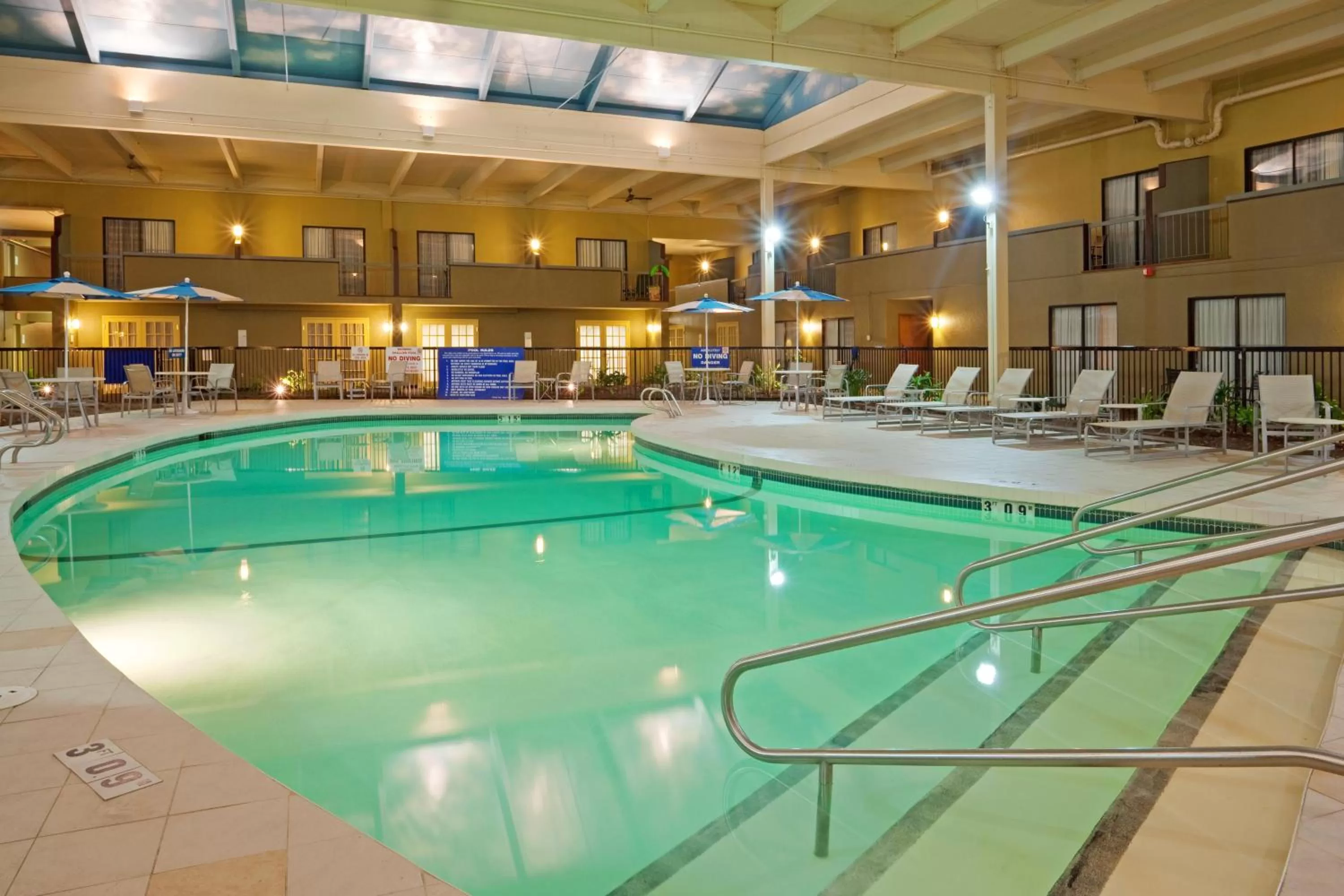 Swimming pool in enVision Hotel & Conference Center Mansfield-Foxboro