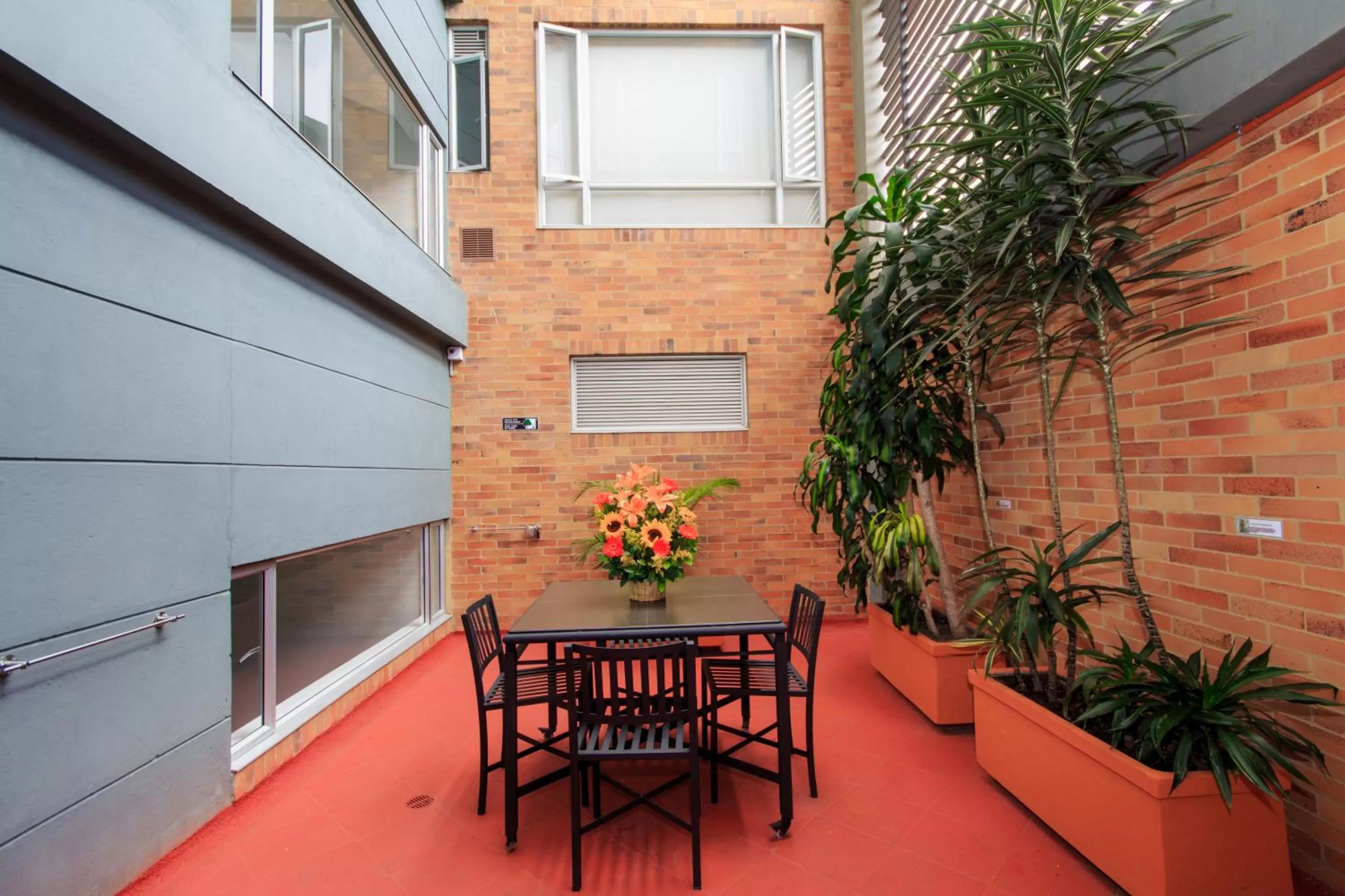 Communal lounge/ TV room in 122 Plaza Apartahotel