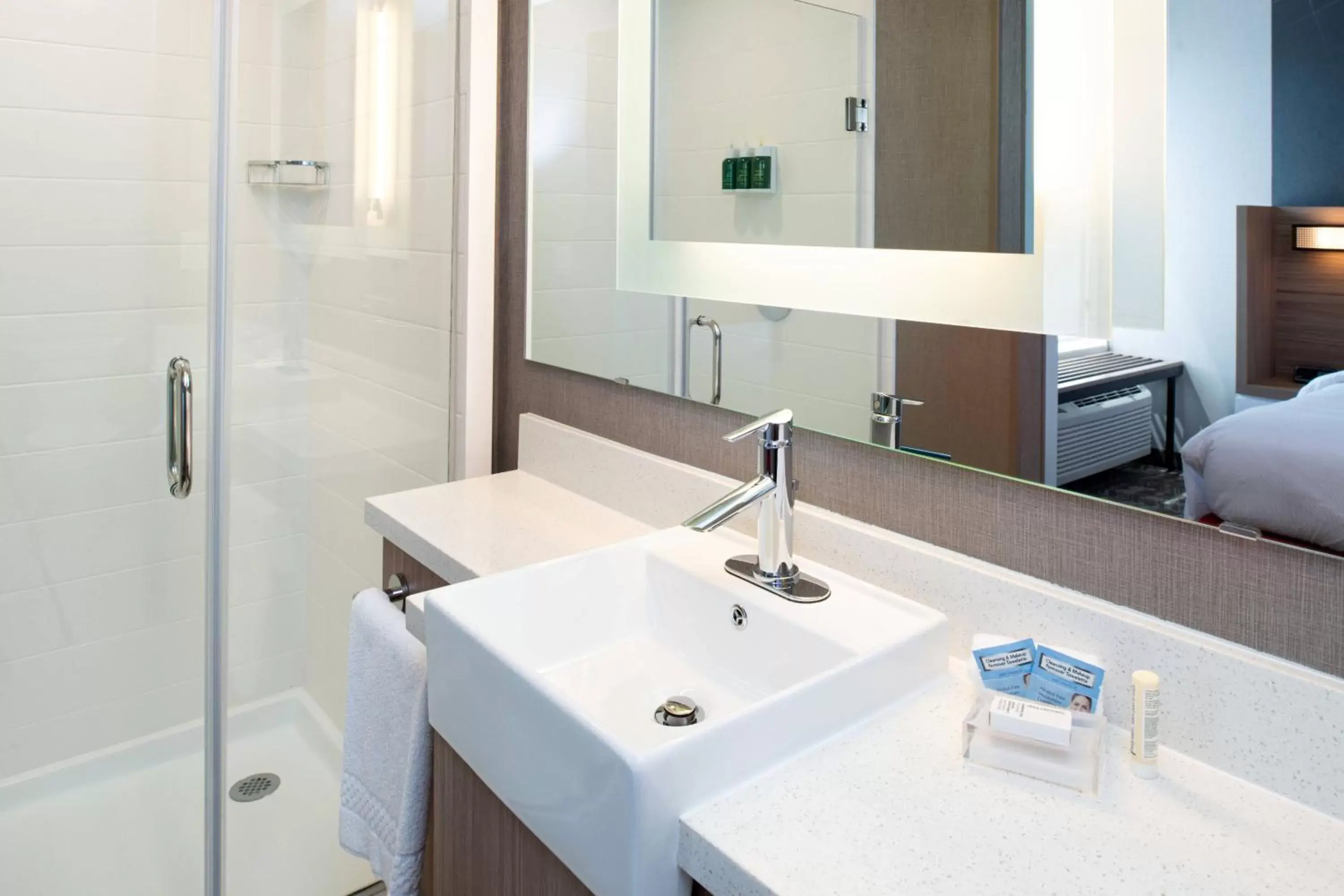 Bathroom in SpringHill Suites by Marriott Kansas City Northeast