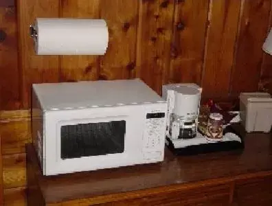 Coffee/tea facilities, Kitchen/Kitchenette in Shasta Dam Motel