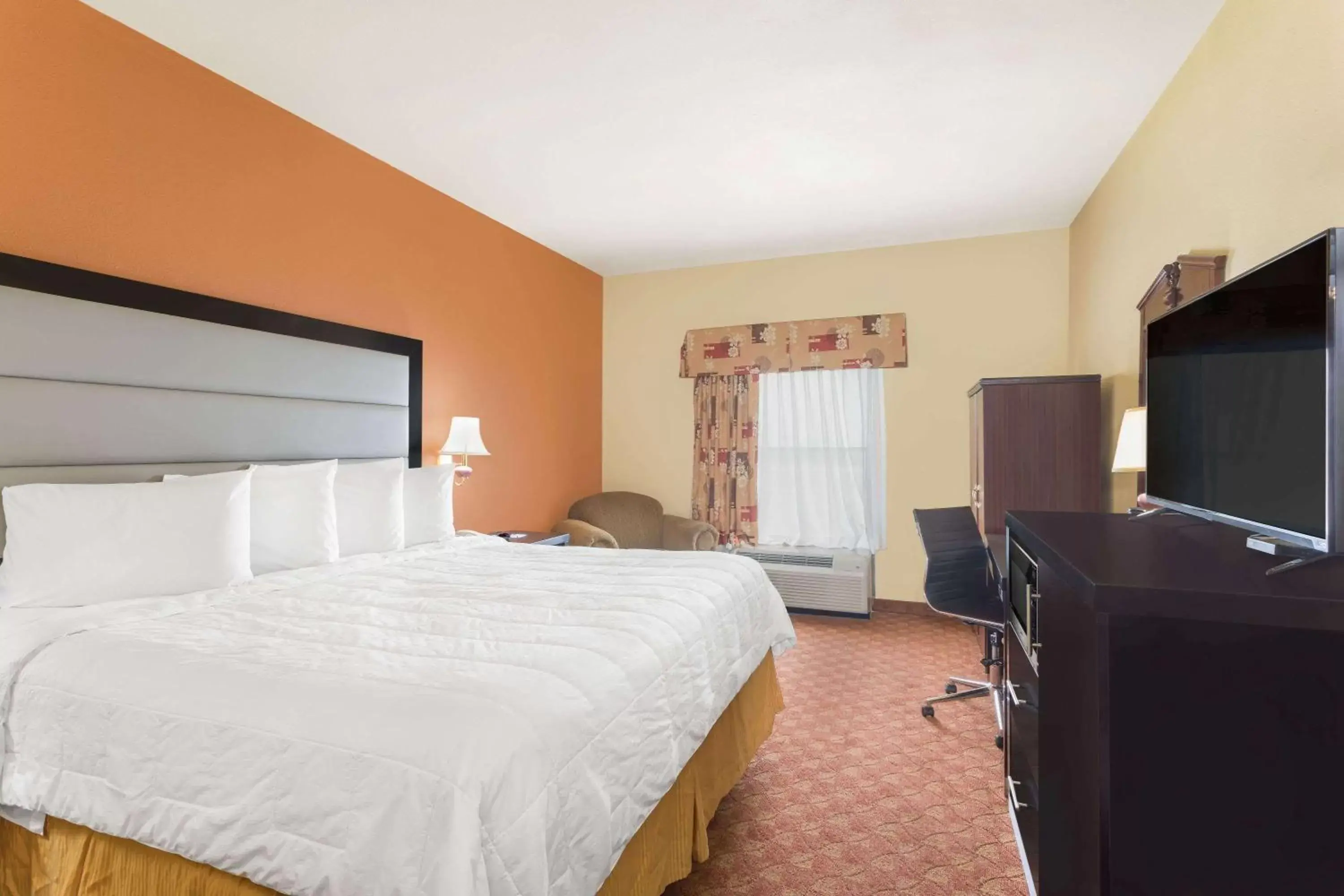 Photo of the whole room, Bed in Baymont by Wyndham Fayetteville