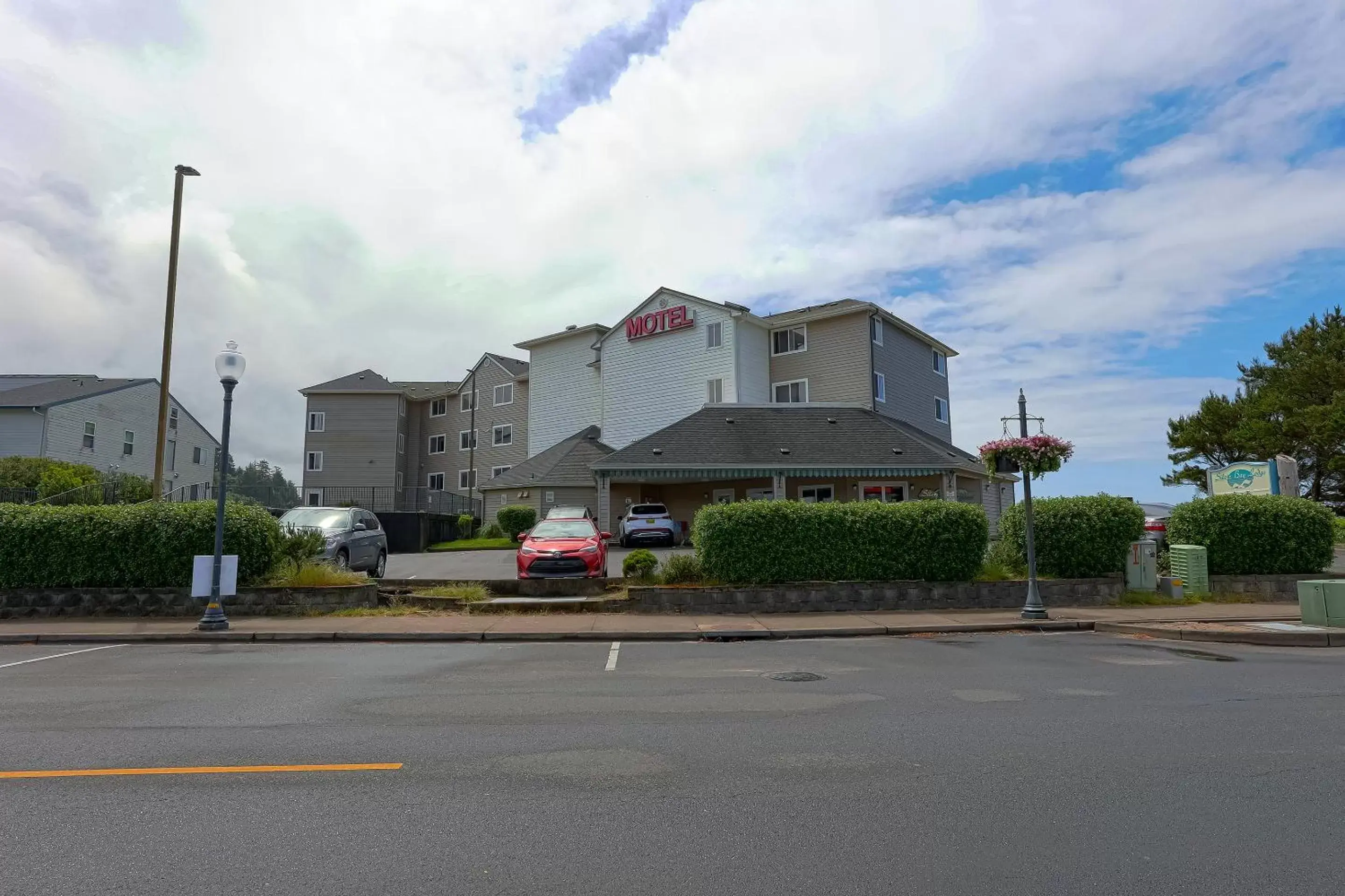 Parking, Property Building in Siletz Bay Beachfront Hotel by OYO Lincoln City